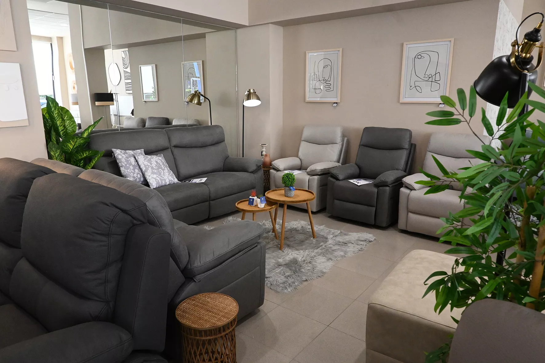 Inauguración de Más Sofás by Comercial Luna. Foto Carlos Jalle