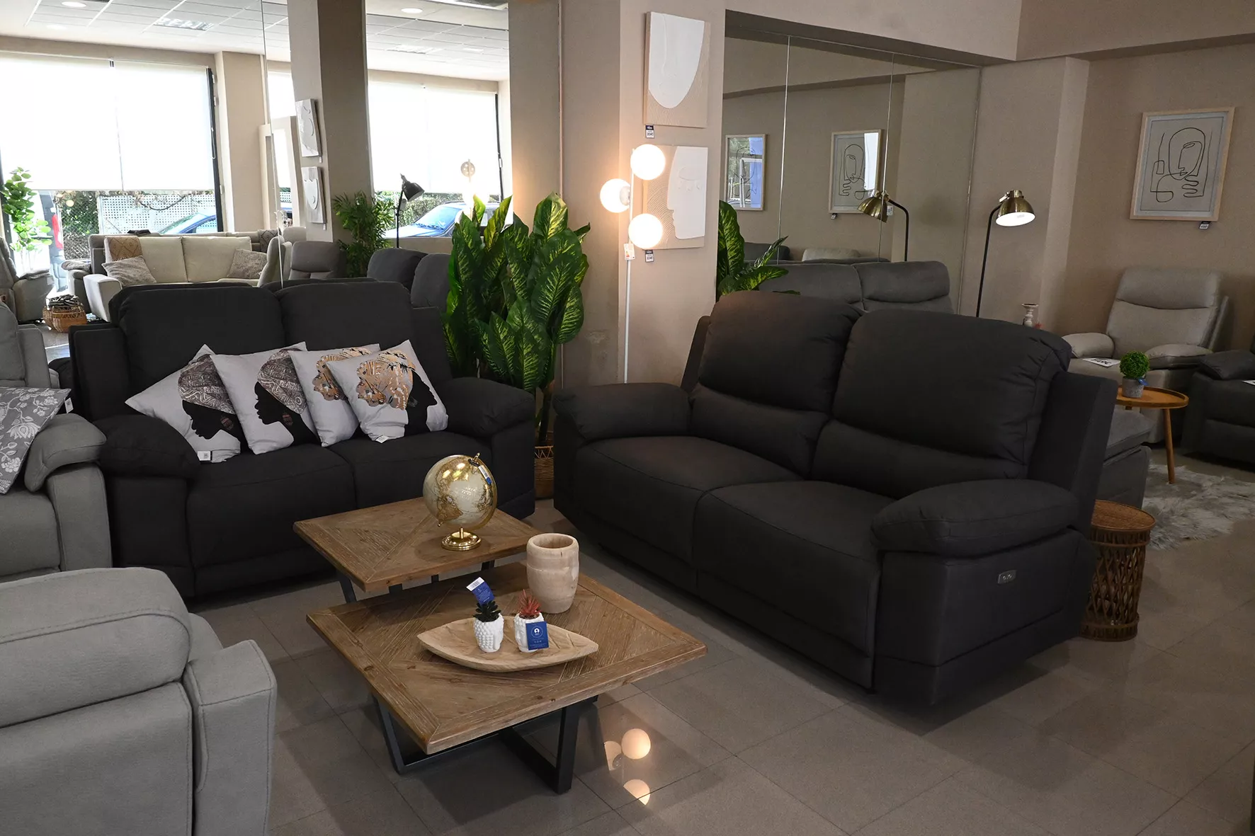 Inauguración de Más Sofás by Comercial Luna. Foto Carlos Jalle