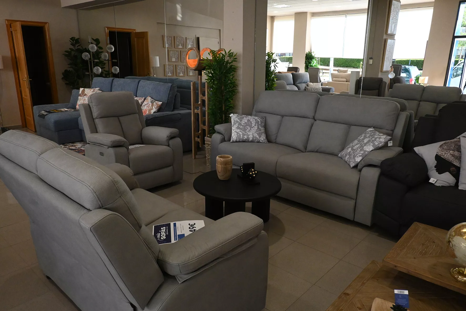 Inauguración de Más Sofás by Comercial Luna. Foto Carlos Jalle