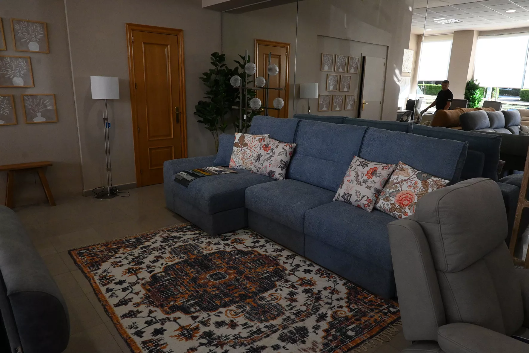 Inauguración de Más Sofás by Comercial Luna. Foto Carlos Jalle