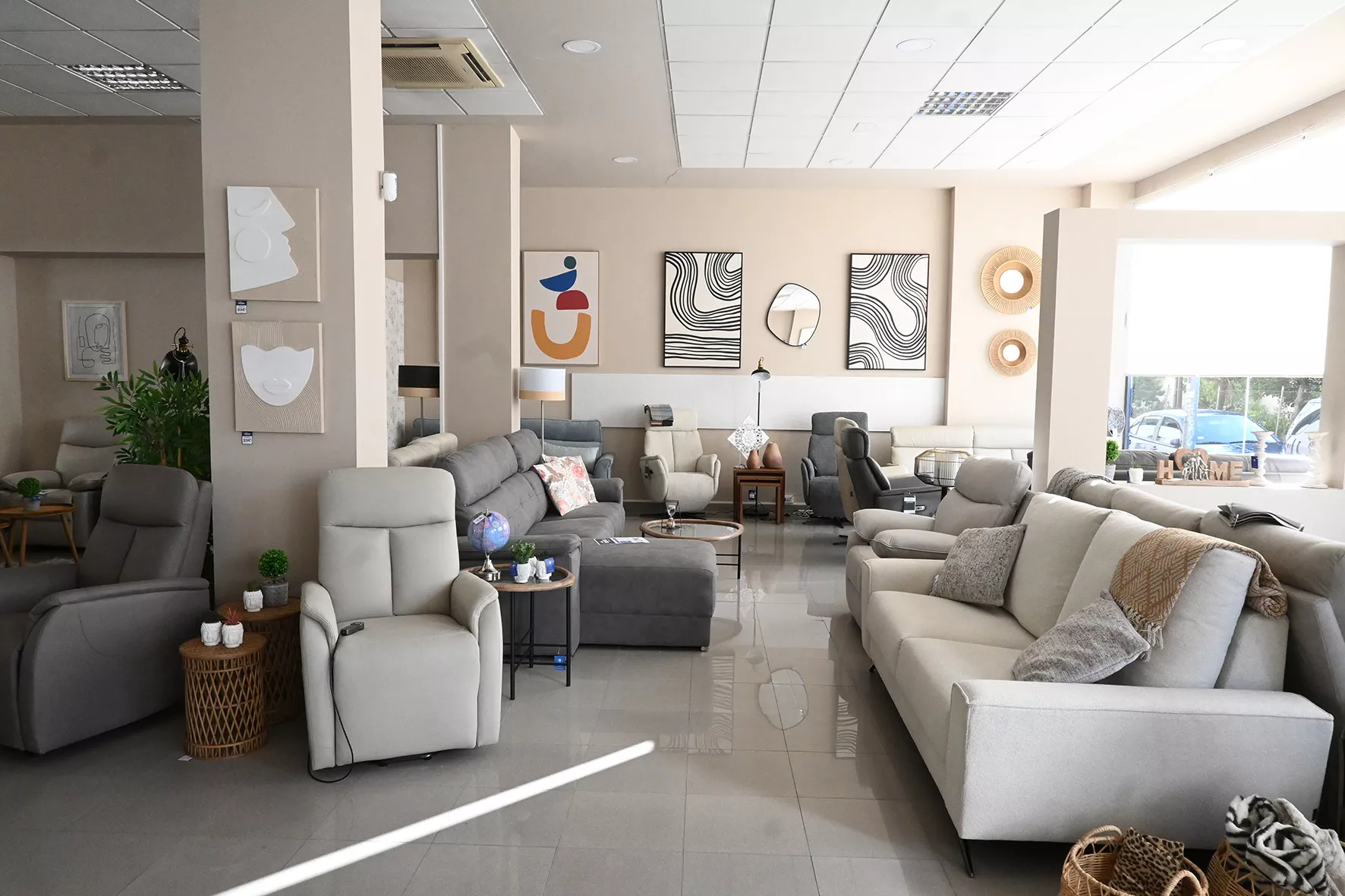 Inauguración de Más Sofás by Comercial Luna. Foto Carlos Jalle