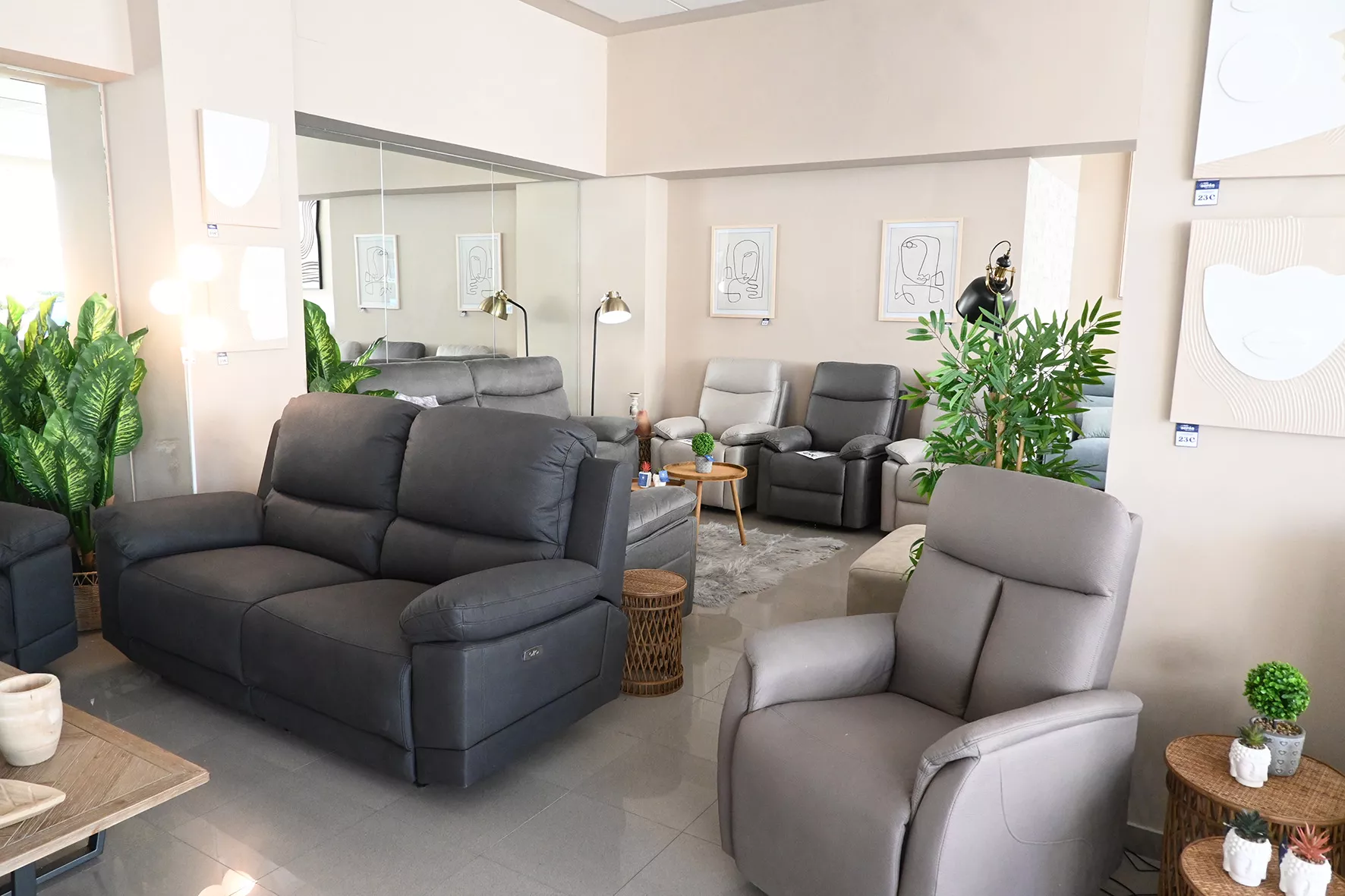 Inauguración de Más Sofás by Comercial Luna. Foto Carlos Jalle