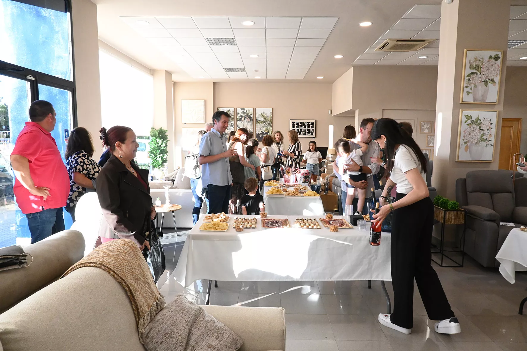 Inauguración de Más Sofás by Comercial Luna. Foto Carlos Jalle