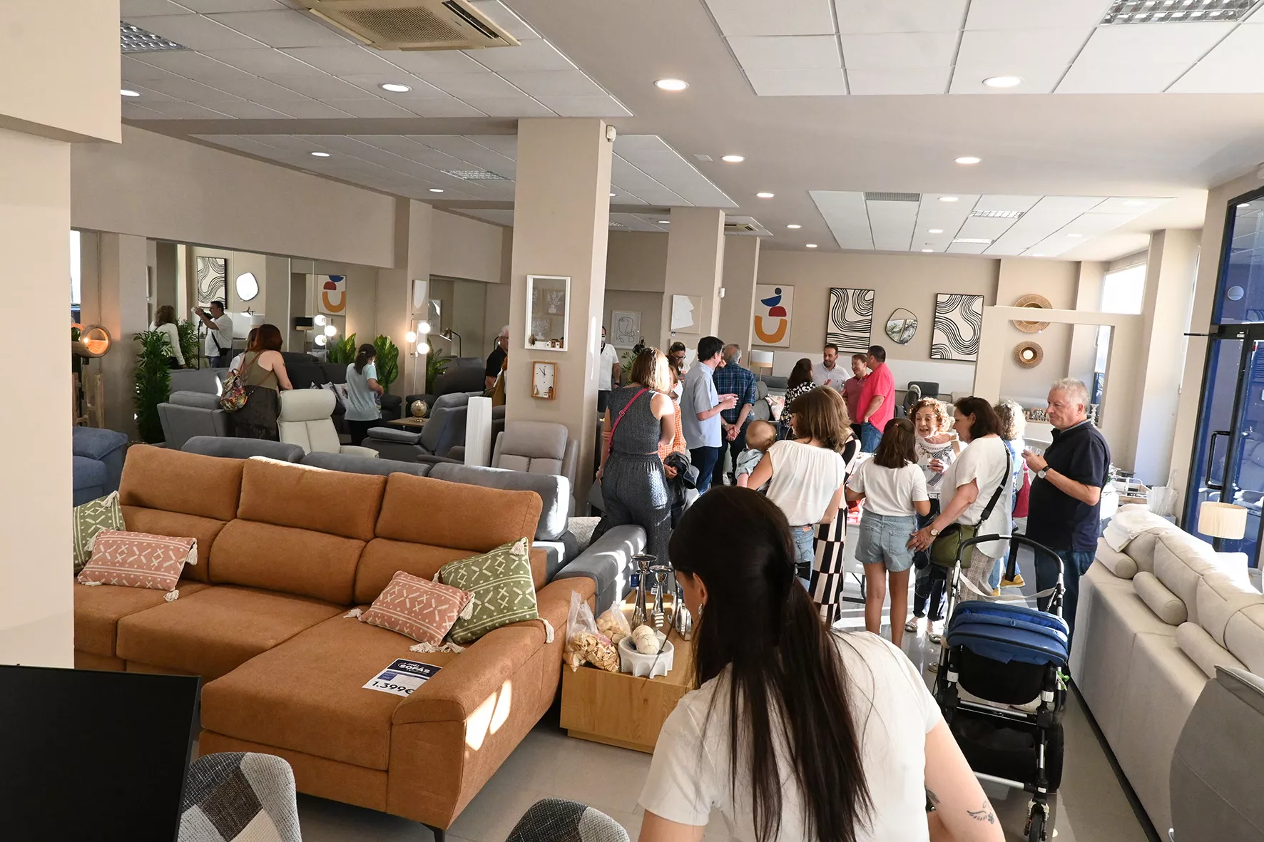Inauguración de Más Sofás by Comercial Luna. Foto Carlos Jalle