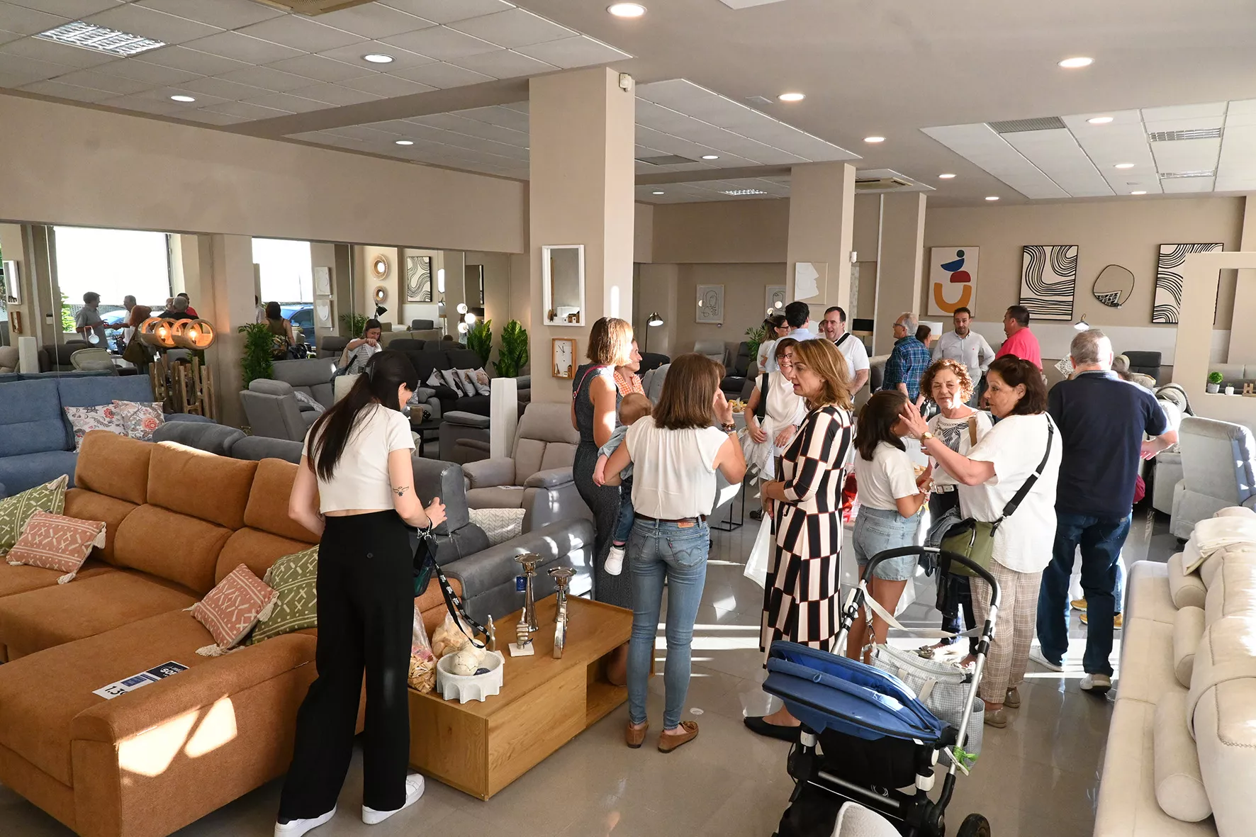 Inauguración de Más Sofás by Comercial Luna. Foto Carlos Jalle