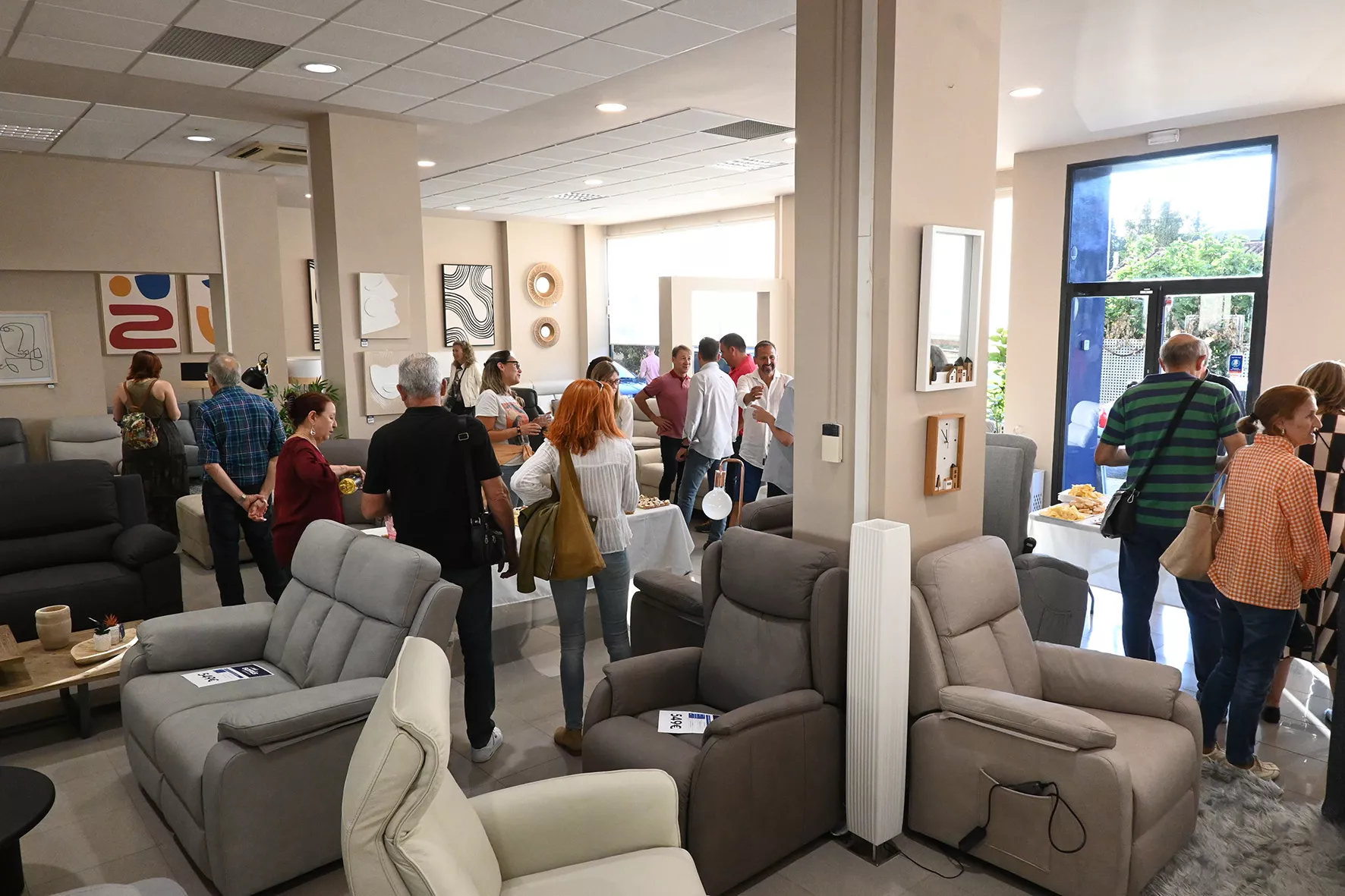 Inauguración de Más Sofás by Comercial Luna. Foto Carlos Jalle