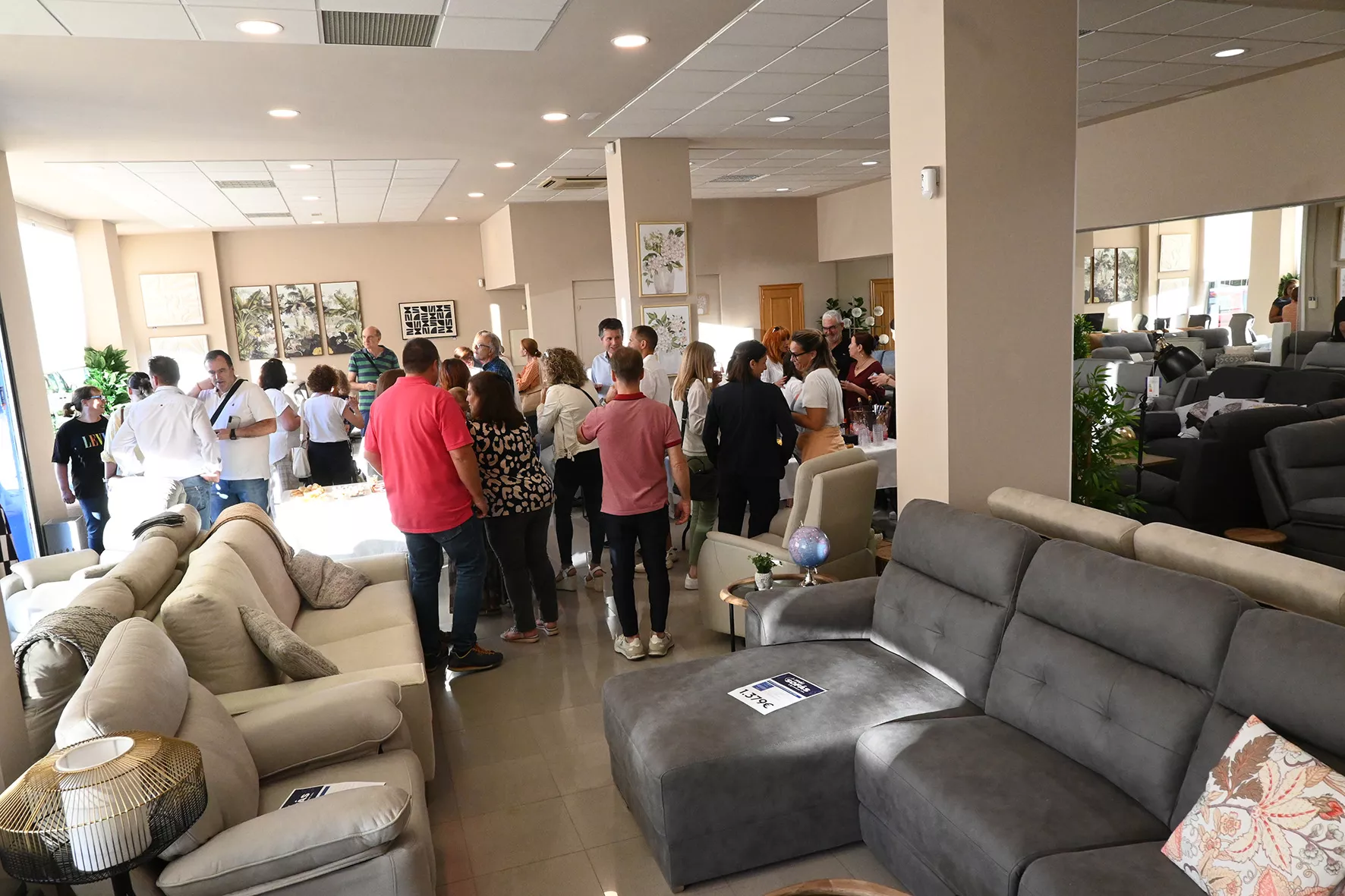 Inauguración de Más Sofás by Comercial Luna. Foto Carlos Jalle