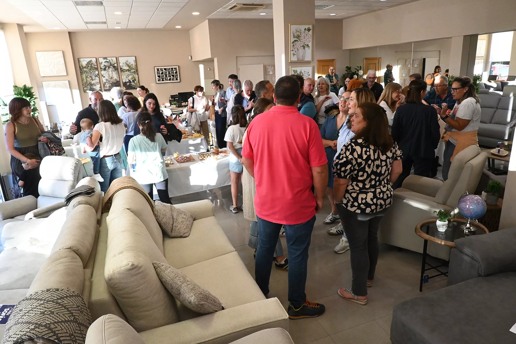 Inauguración de Más Sofás by Comercial Luna. Foto Carlos Jalle