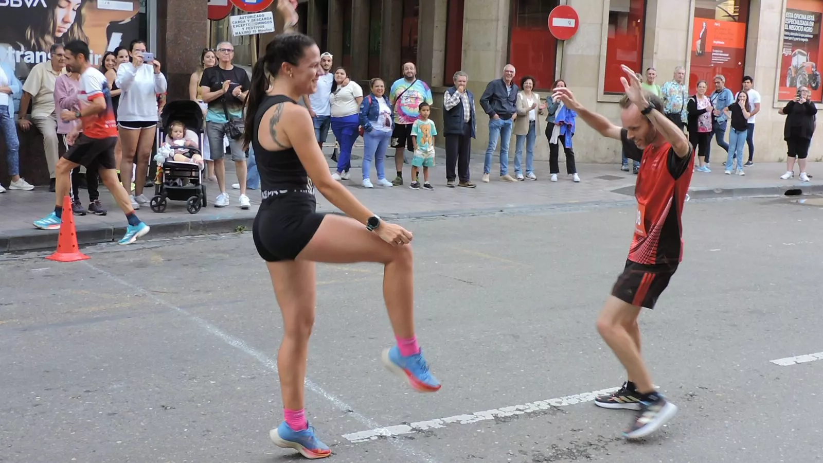 Andrea Barranco y Javier Castells bailando la jota de los pollos.
