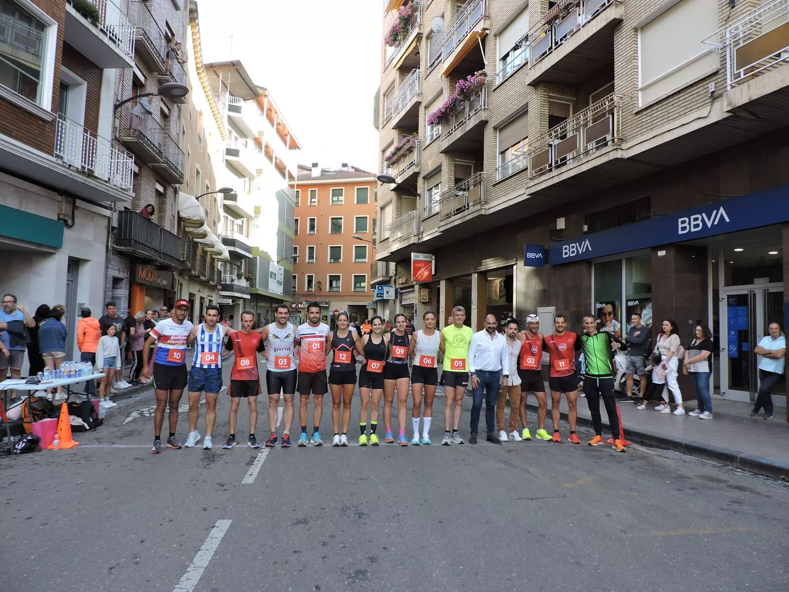 Participantes con el alcalde, concejal de deportes y coordinador del club Atletismo Pómez
