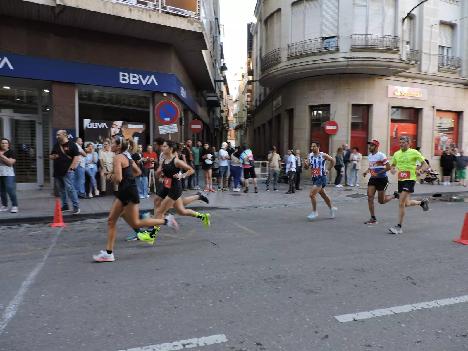 Peloton de carrera en las primeras vueltas