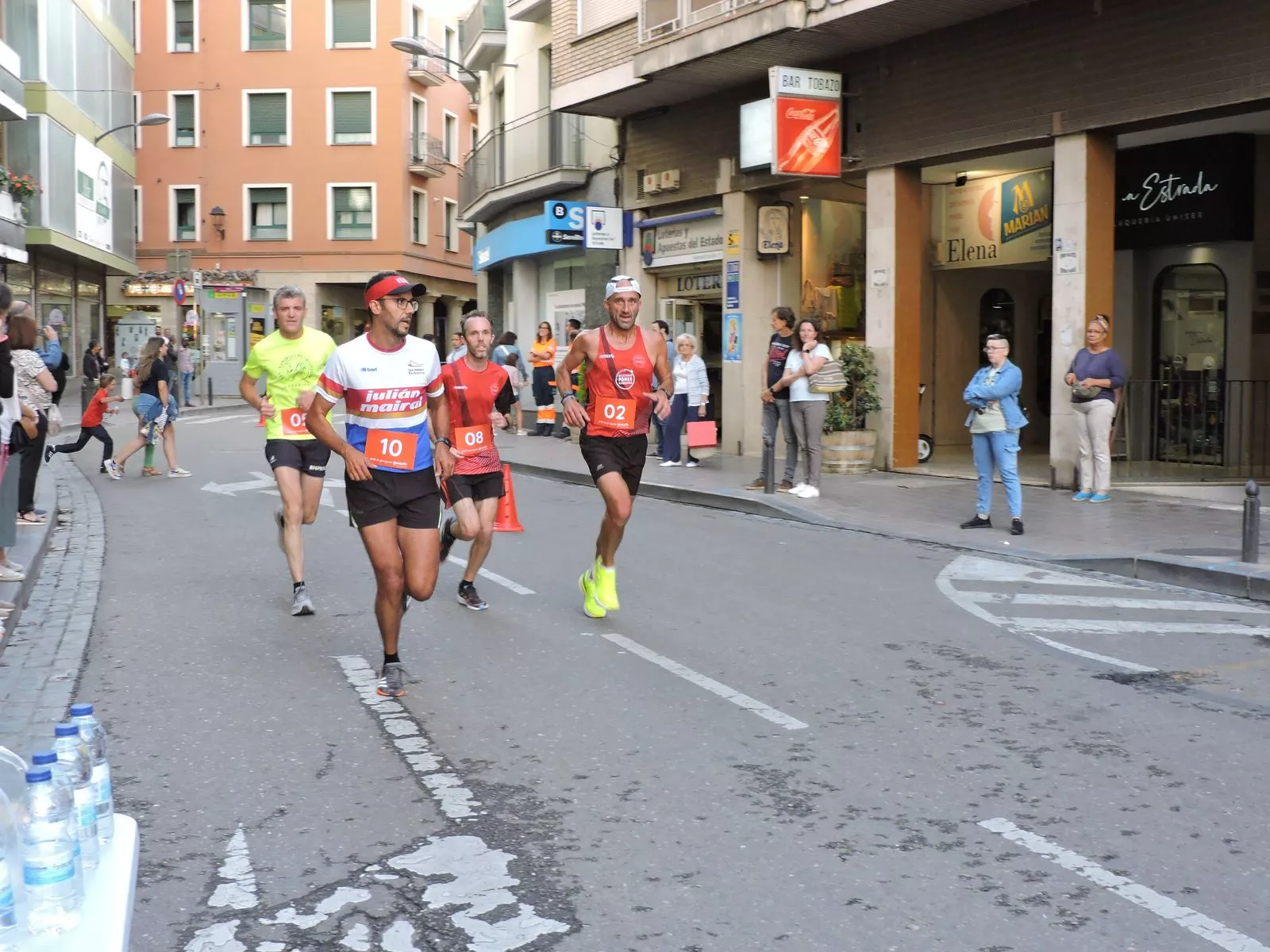 Cabeza de carrera doblando a otros corredores