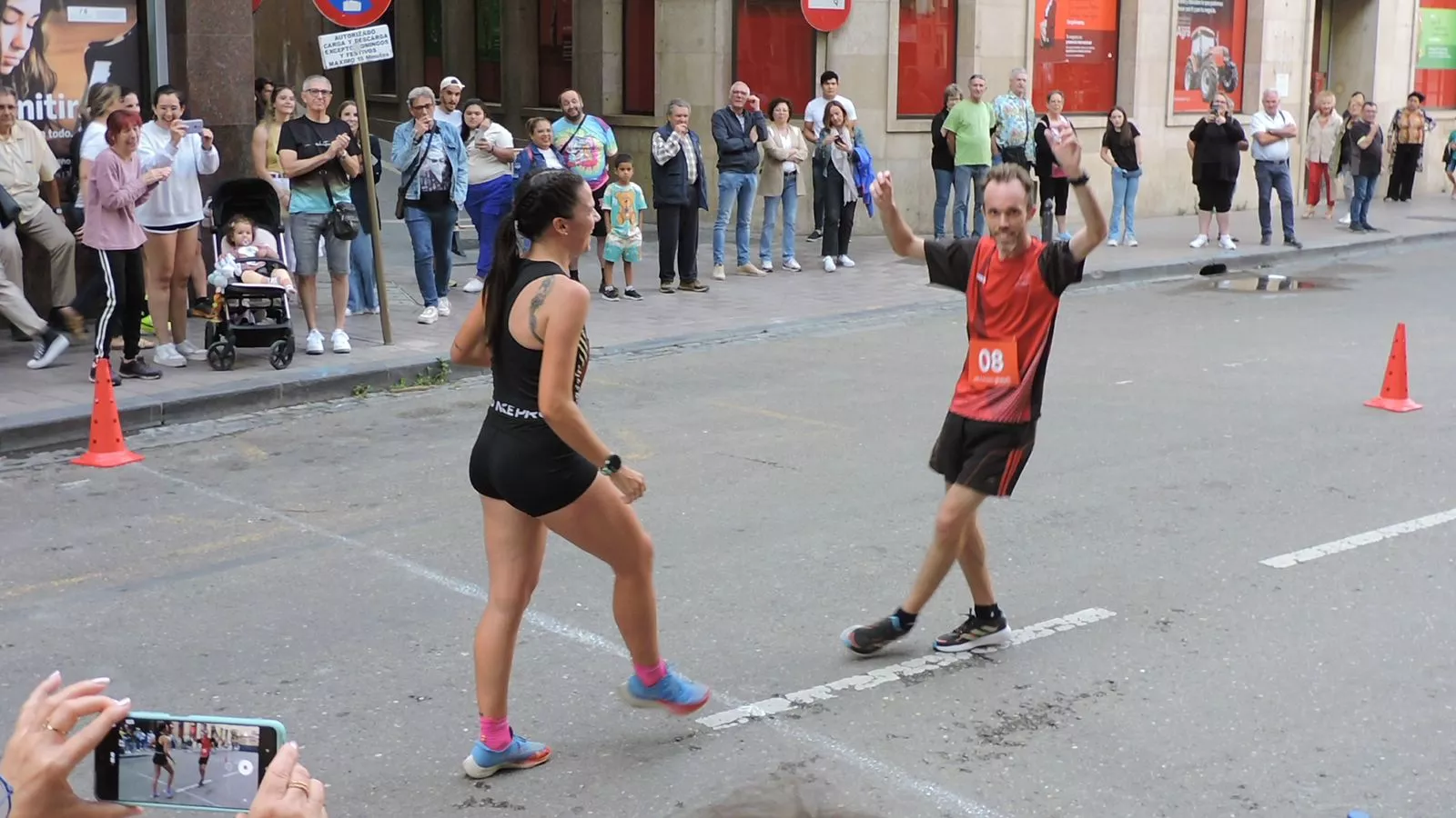 Andrea Barranco y Javier Castells bailando la jota de los pollos