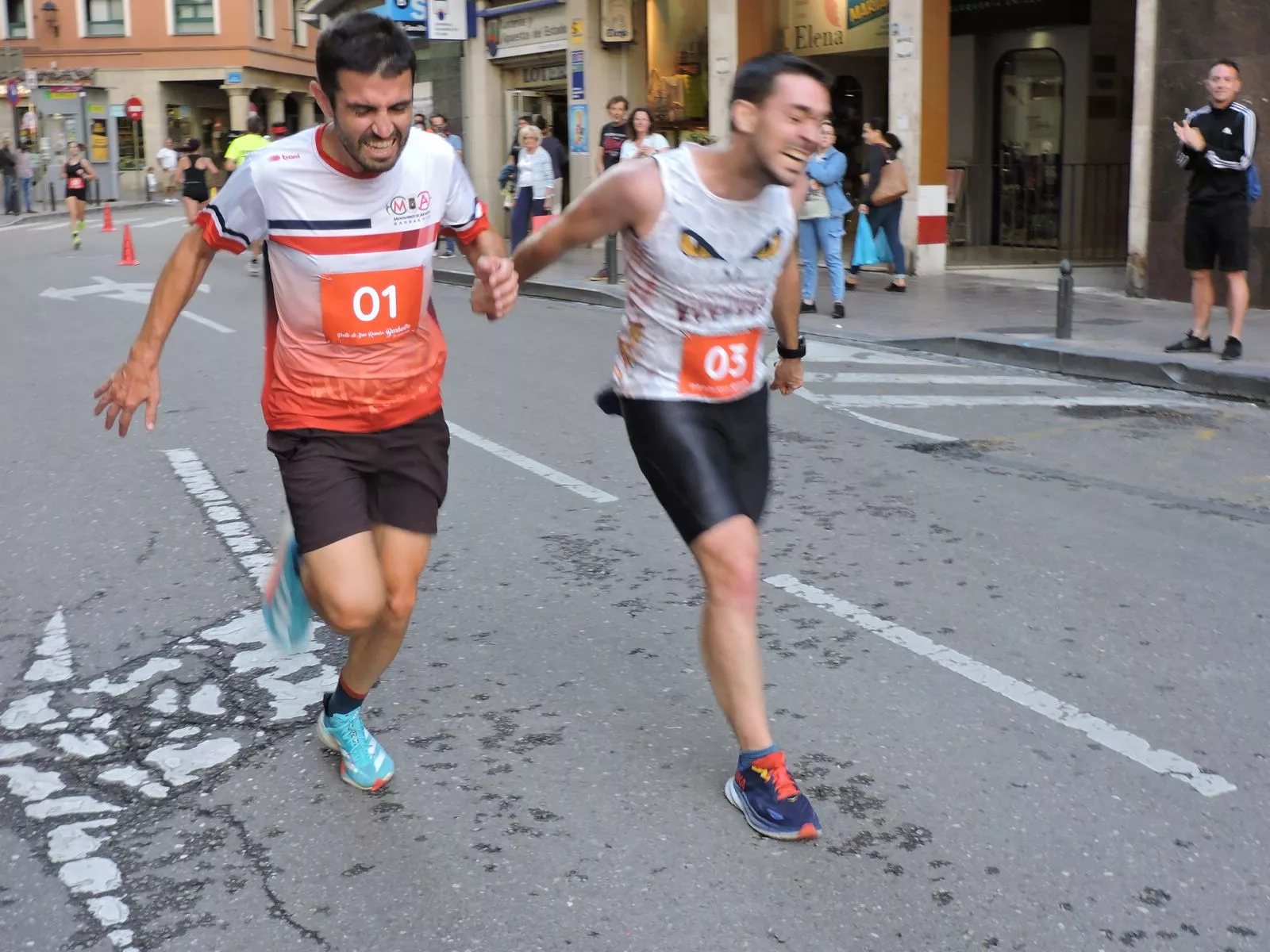 Disputándose un vale de gasolina de 40 euros