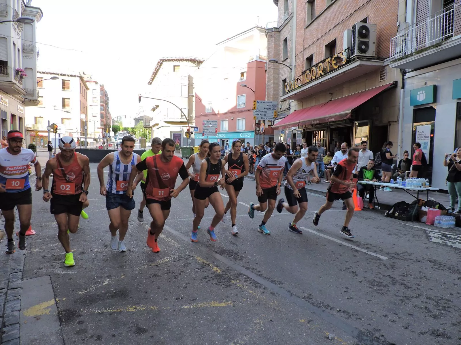 El alcalde Fernando Torres da la salida de la prueba