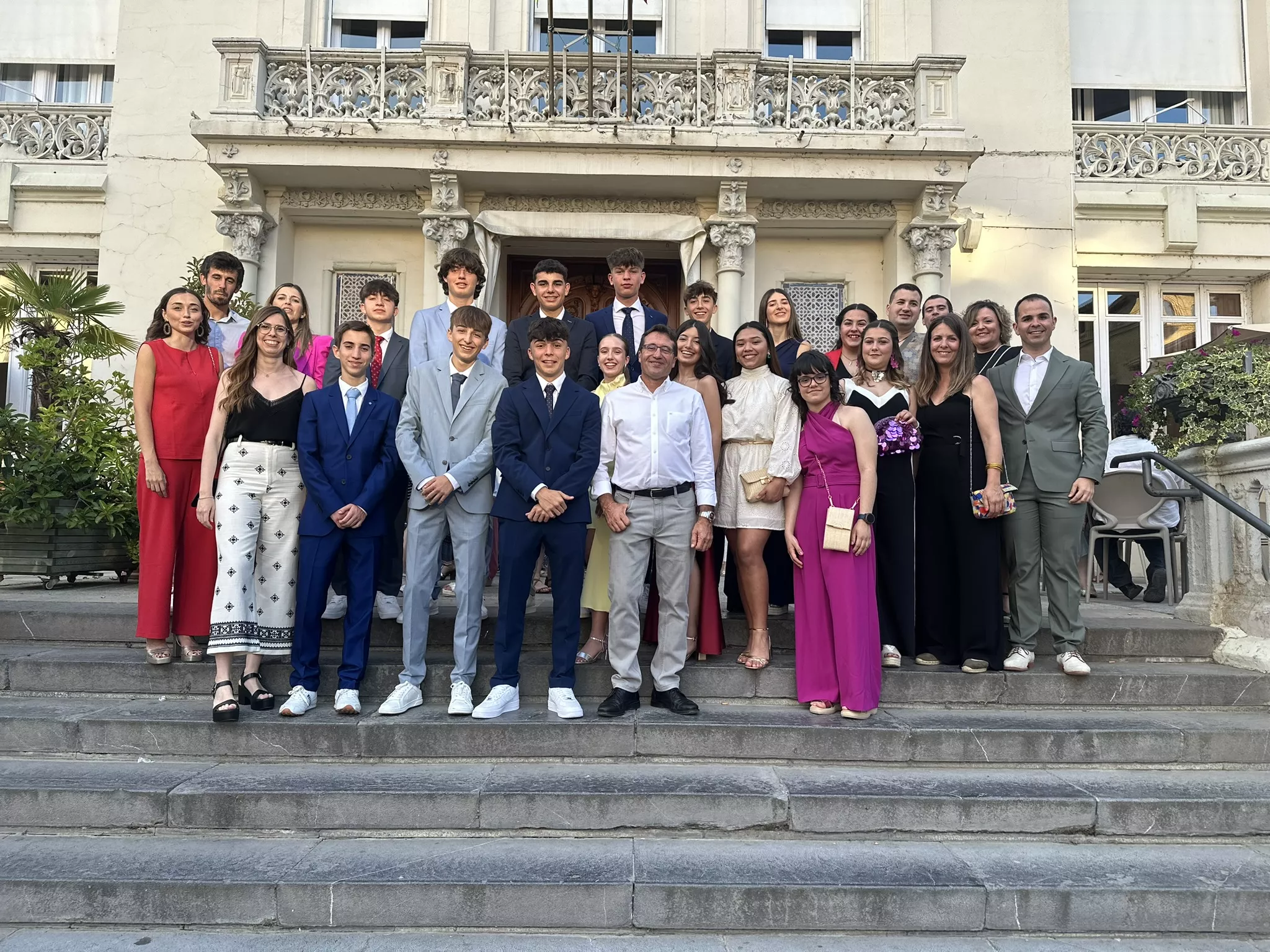 Los estudiantes del CRA Montearagón, en la escalinata del Círculo Oscense
