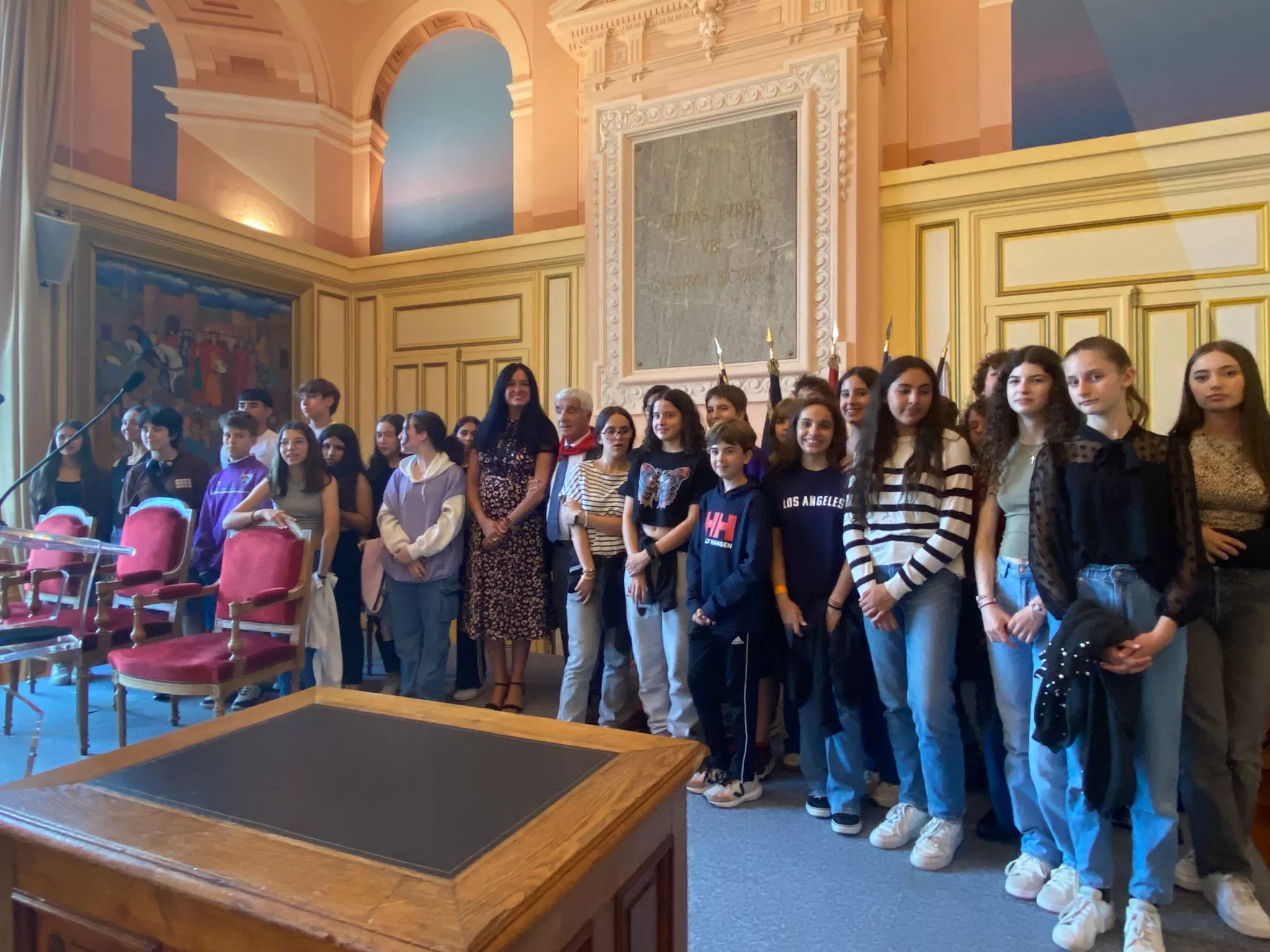 Alumnos oscenses de intercambio han participado en el acto en el Ayuntamiento de Tarbes