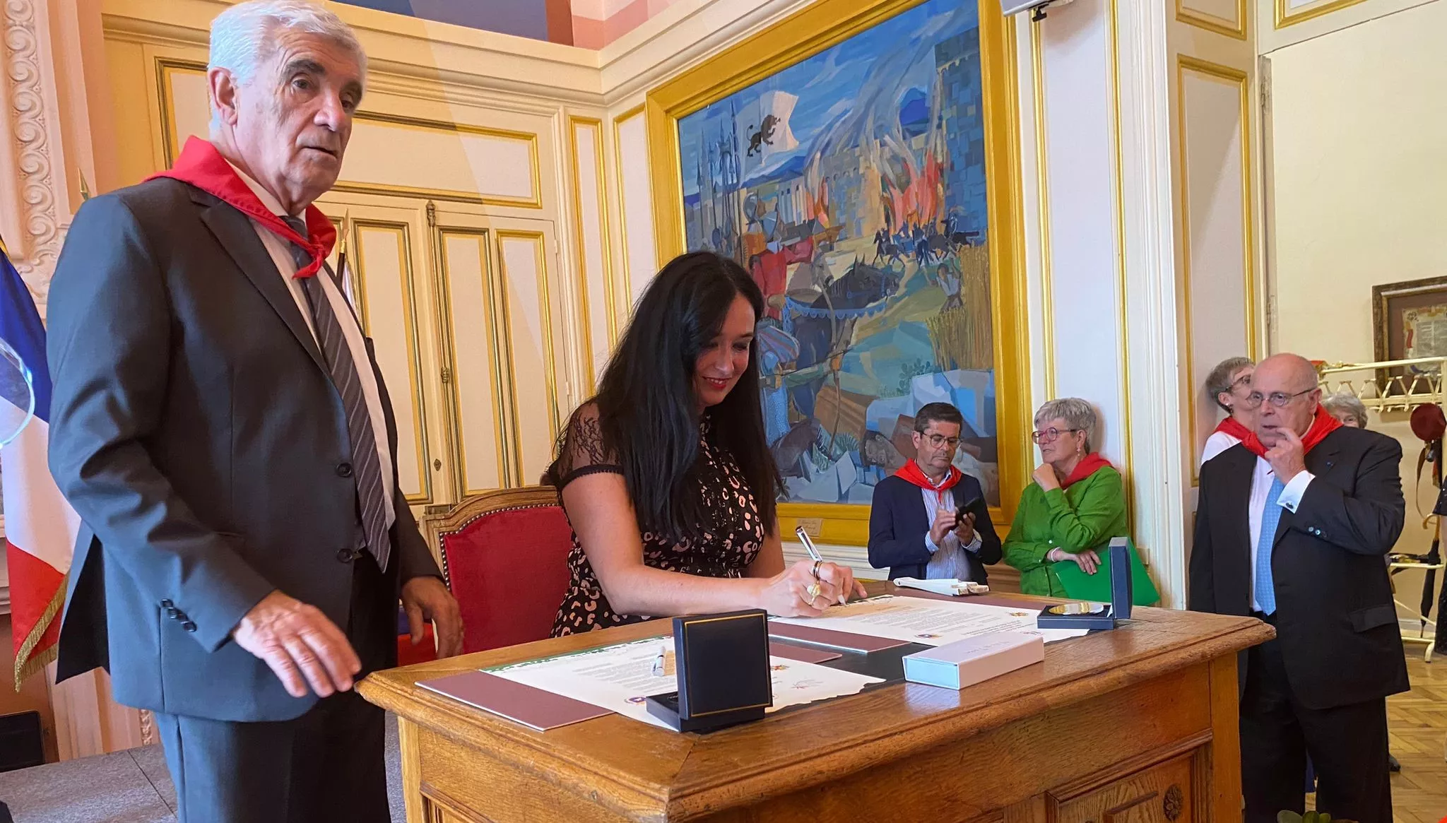 Lorena Orduna firma el acta en presencia de Gérard Trémèg.