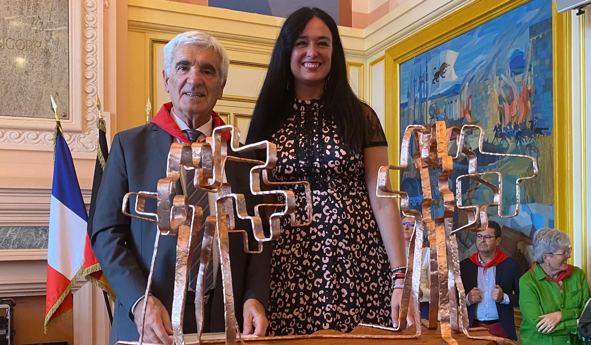 Gérard Trémège y Lorena Orduna con la escultura de Vicente García Plana.