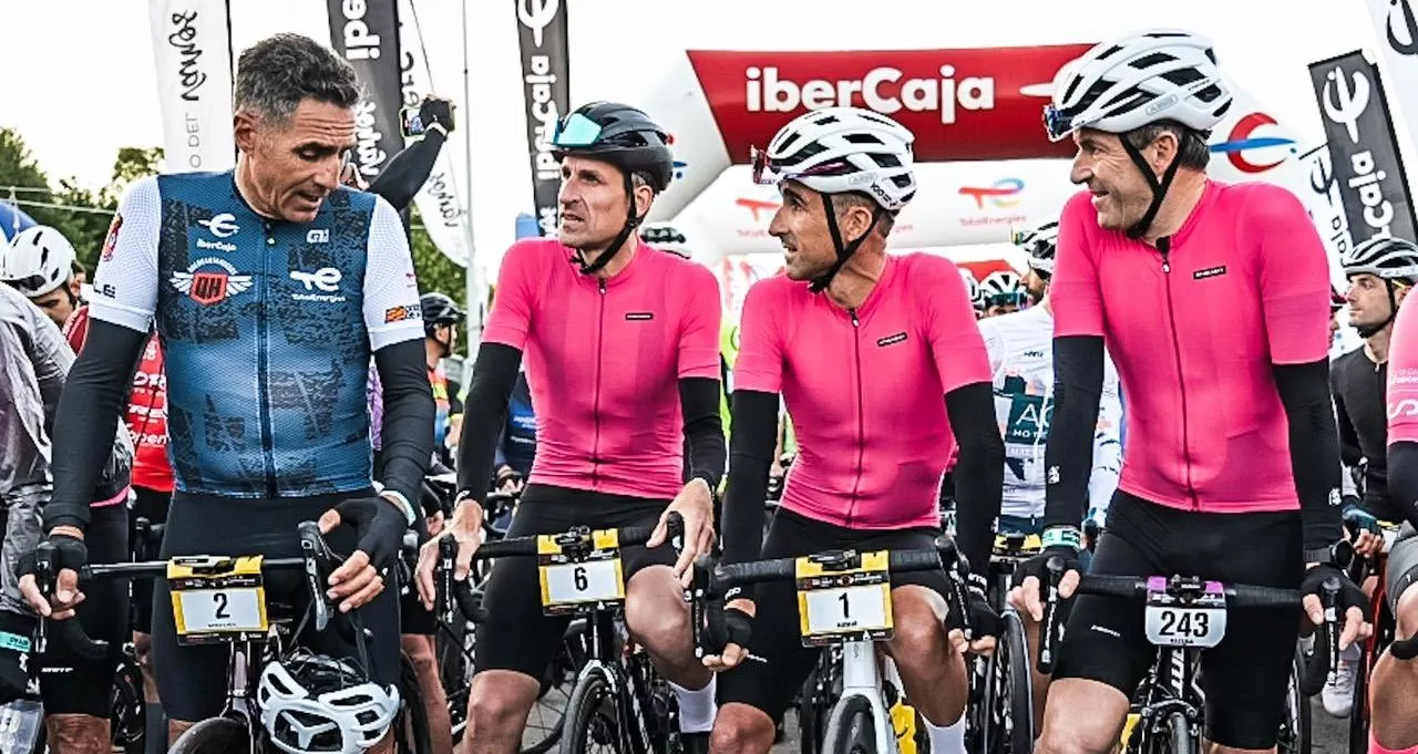 Induráis conversa con Haimar Zubeldia, con el dorsal 1, poco antes de la salida.