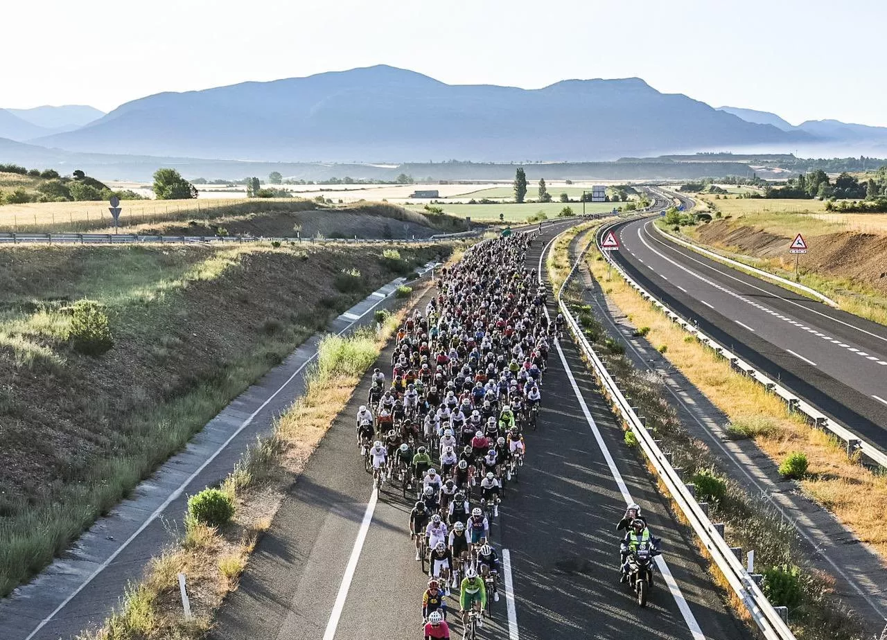 Un momento de la prueba en su paso por la autopista. Foto: Quebrantahuesos