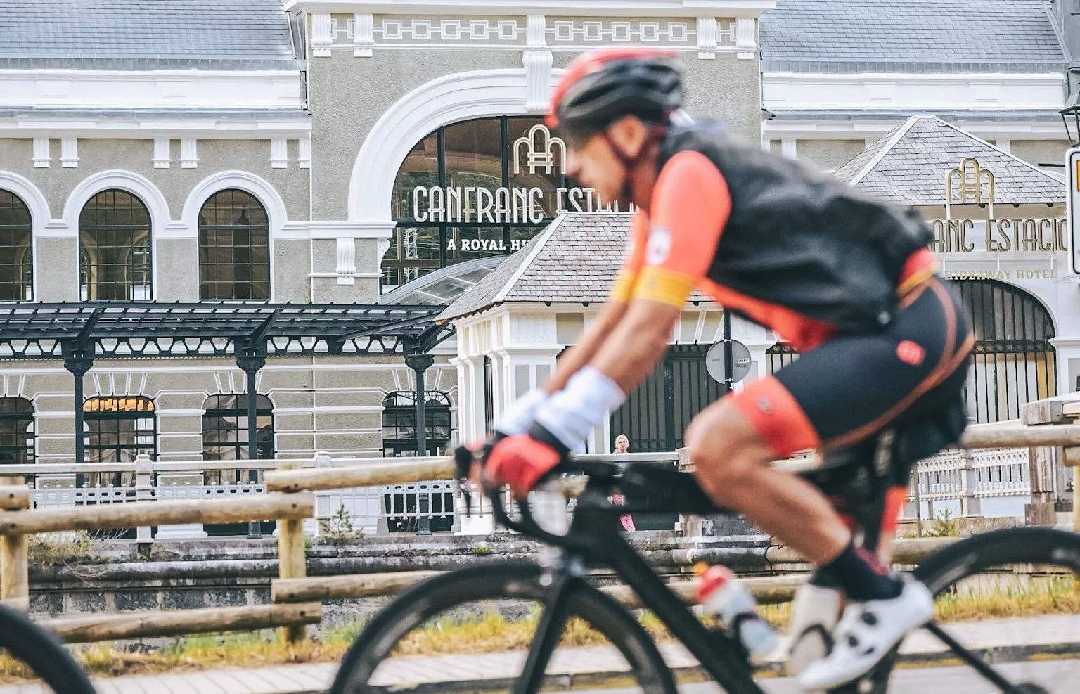 Un corredor a su paso por Canfranc. Foto: Quebrantahuesos