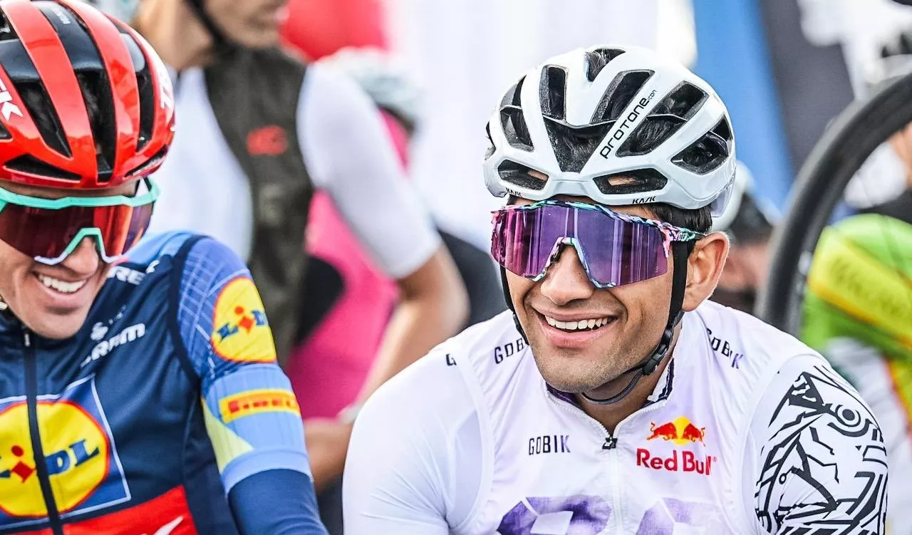 Juanpe López, ciclista profesional, y Jorge Martín, piloto de Moto GP, poco antes de tomar la salida. Las reacciones de la Quebrantahuesos 2024: "Esto es un paraíso del ciclismo". Foto: QH