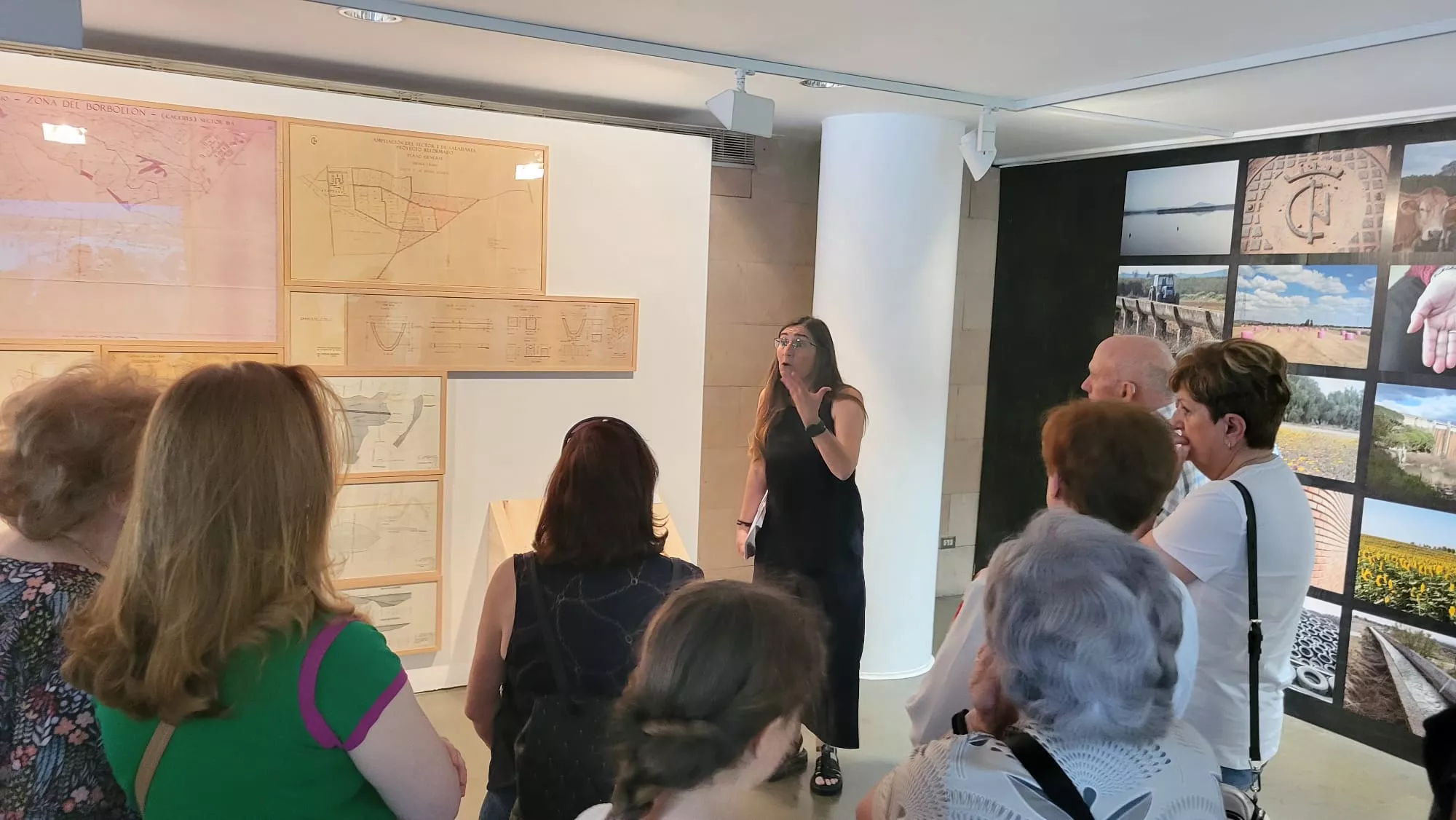  Visita de El Temple a la exposición sobre Los Pueblos de Colonización