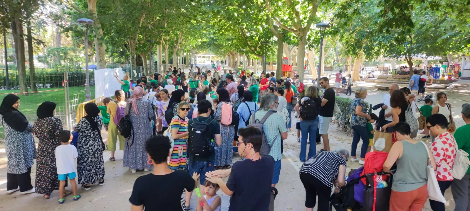Protesta de la Amypa del Colegio El Parque junto a la zona vallada en el Miguel Servet.