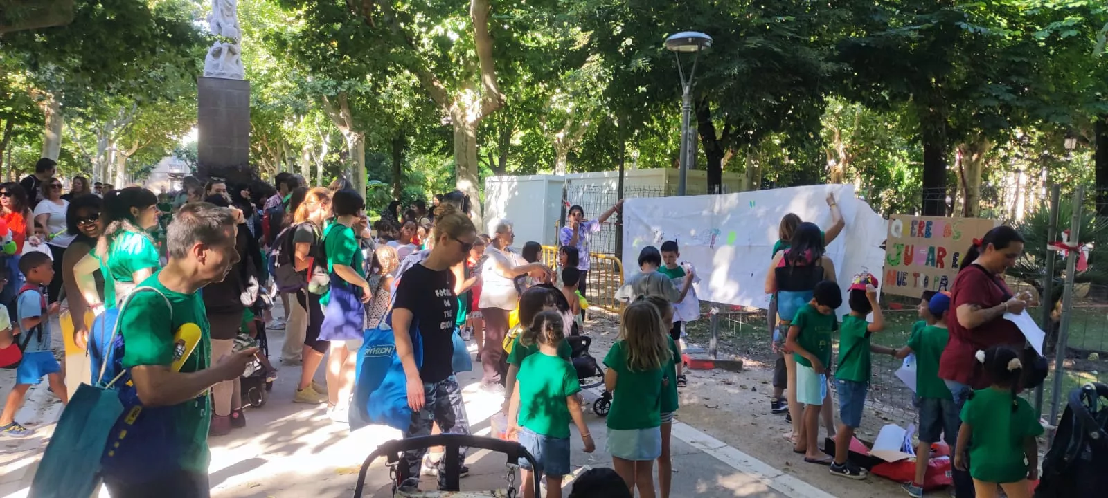 Protesta de la Amypa del colegio El Parque junto a un espacio verde del Miguel Servet.
