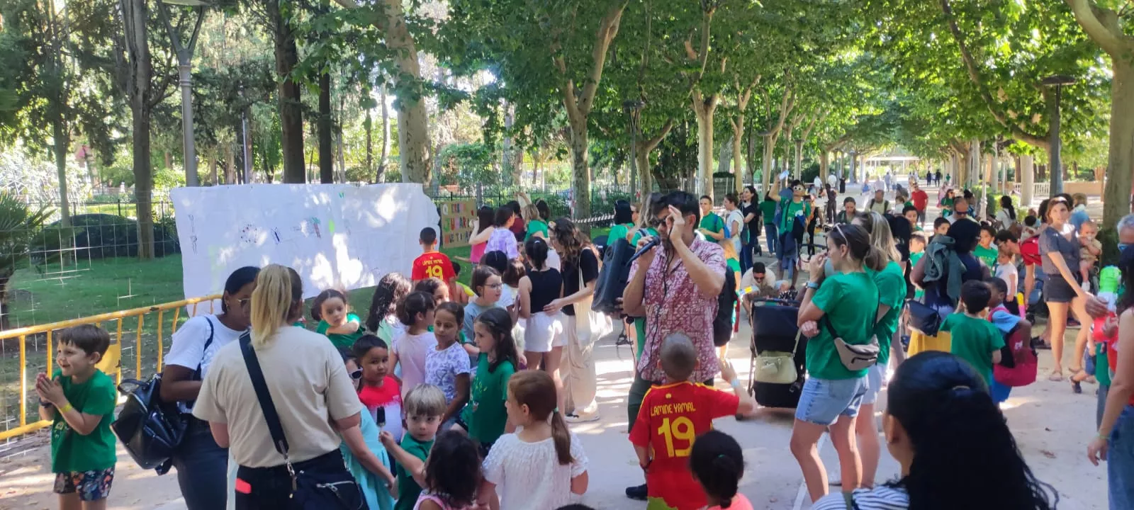 Protesta de la Amypa del colegio El Parque junto a un espacio verde del Miguel Servet.