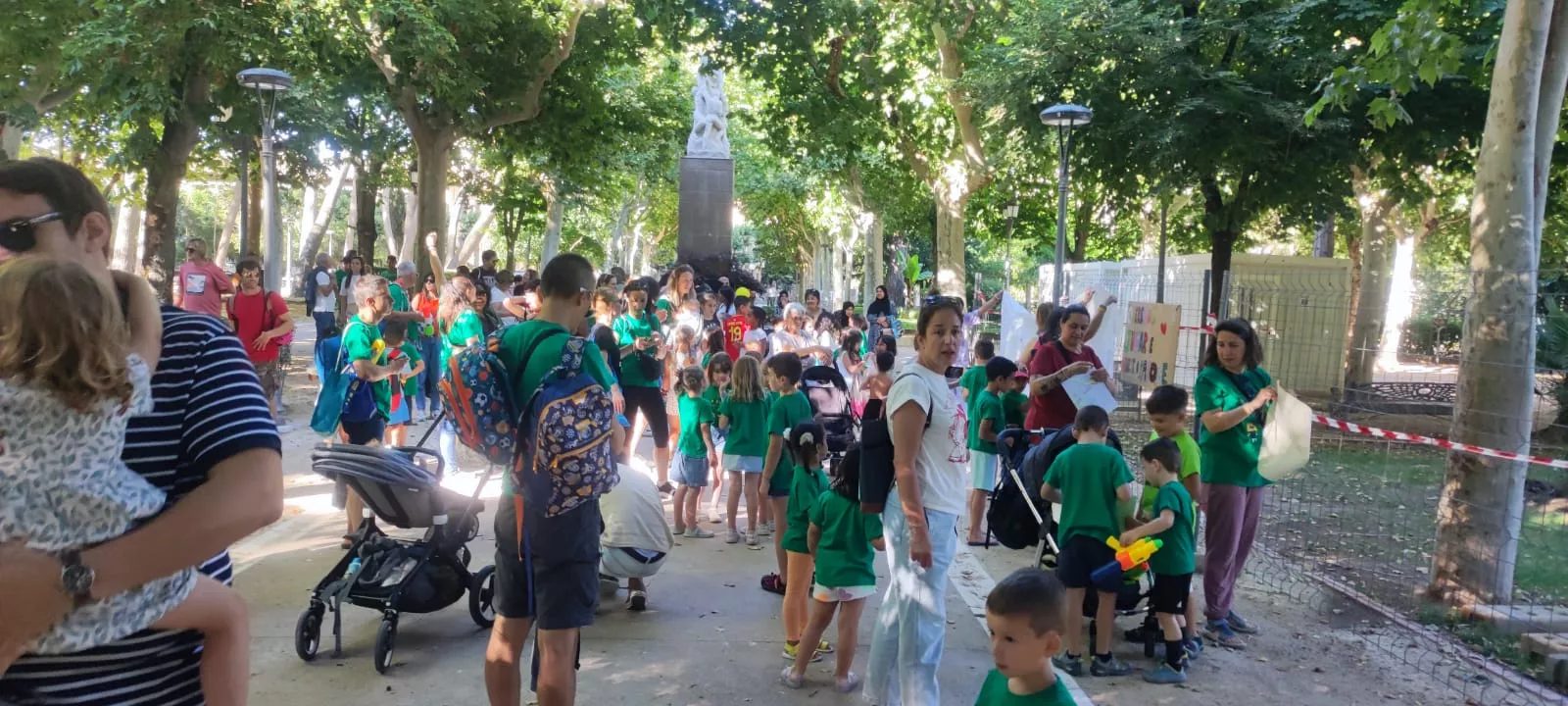Protesta de la Amypa del colegio El Parque junto a un espacio verde del Miguel Servet.
