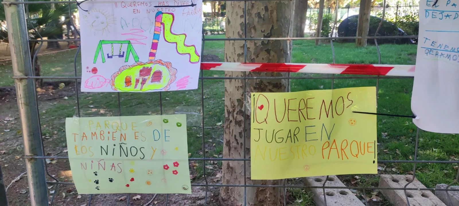 Protesta de la Amypa del colegio El Parque junto a un espacio verde del Miguel Servet.