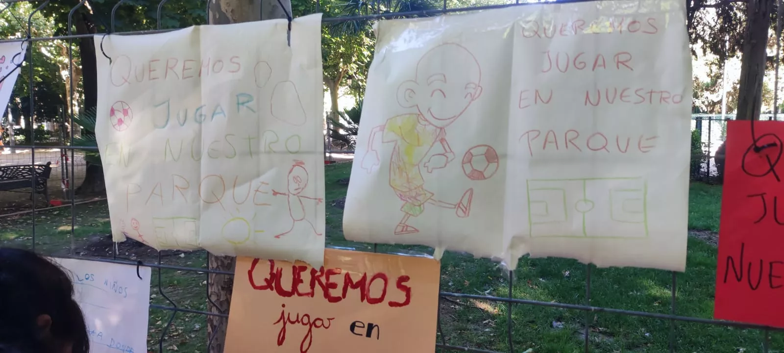 Protesta de la Amypa del colegio El Parque junto a un espacio verde del Miguel Servet.