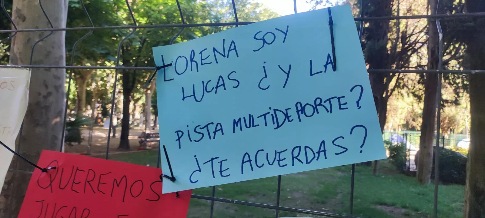 Protesta de la Amypa del colegio El Parque junto a un espacio verde del Miguel Servet.
