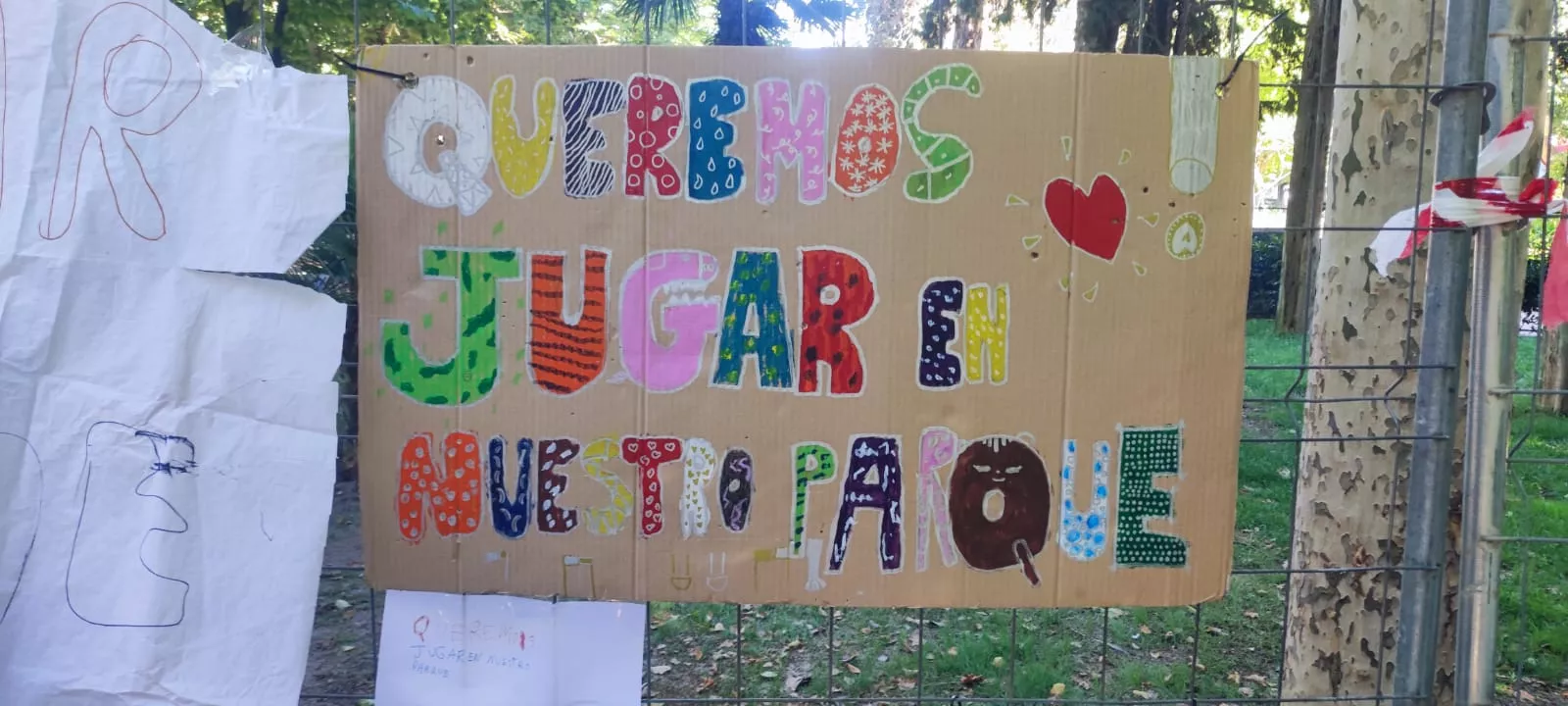 Protesta de la Amypa del colegio El Parque junto a un espacio verde del Miguel Servet.