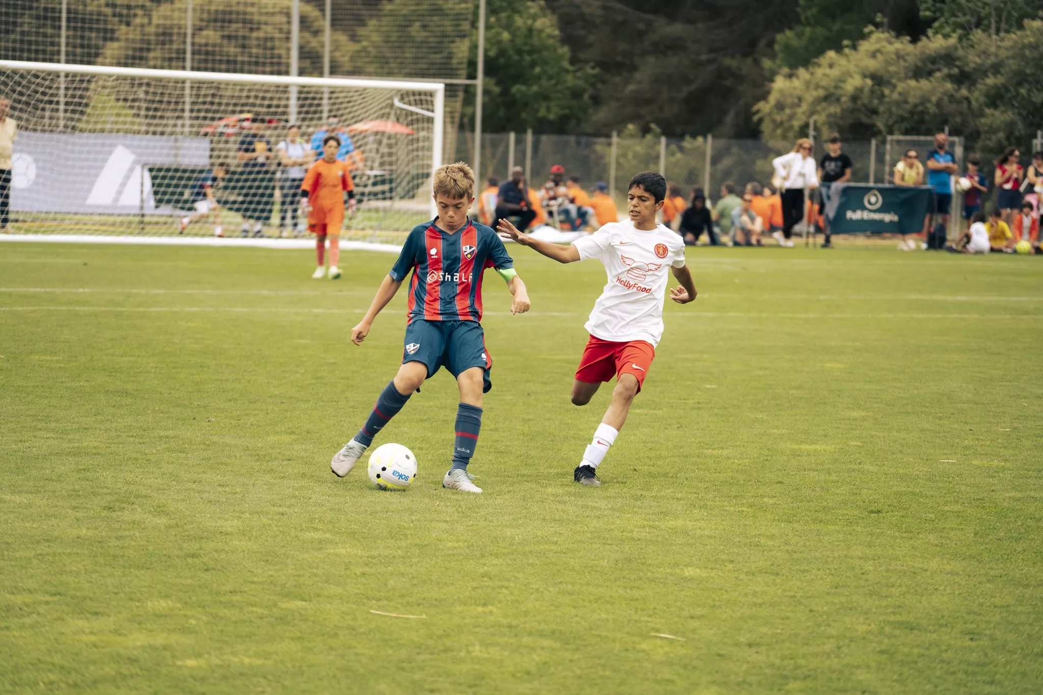 Un jugador del Huesca intenta regatear. Berceo, Mallorca, ESA y Oliver se meten en las semifinales de la Fútbol Emotion Cup Full Energía Foto: SDH