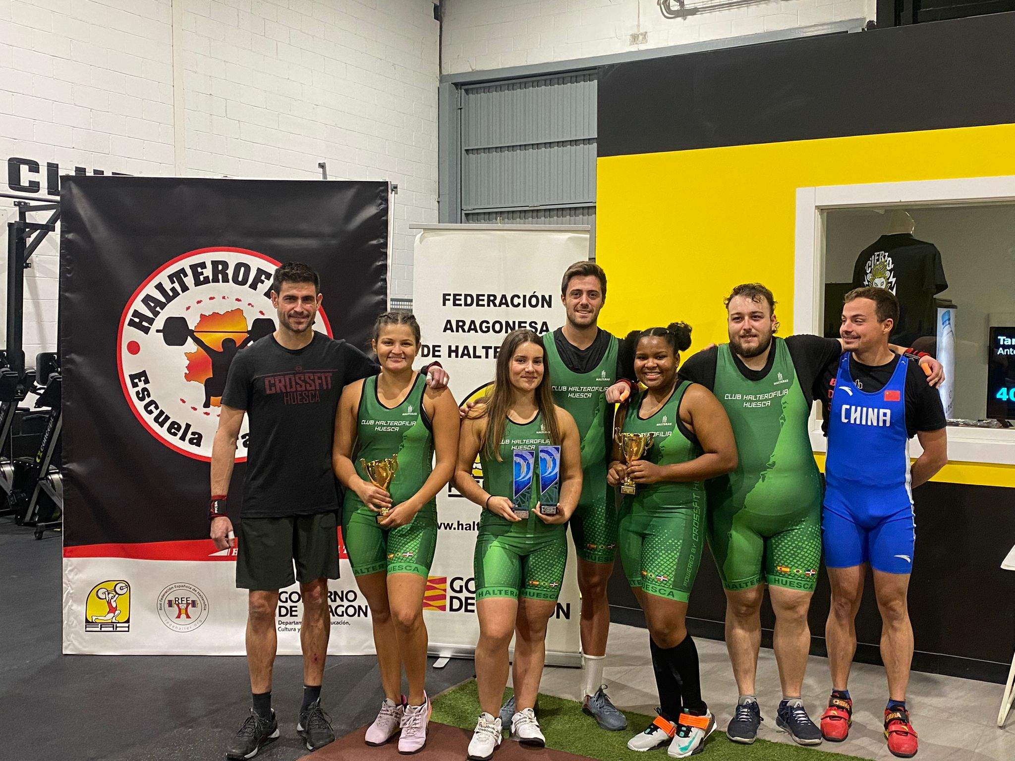 Deportistas del CH Huesca, con sus trofeos y los nuevos maillots.