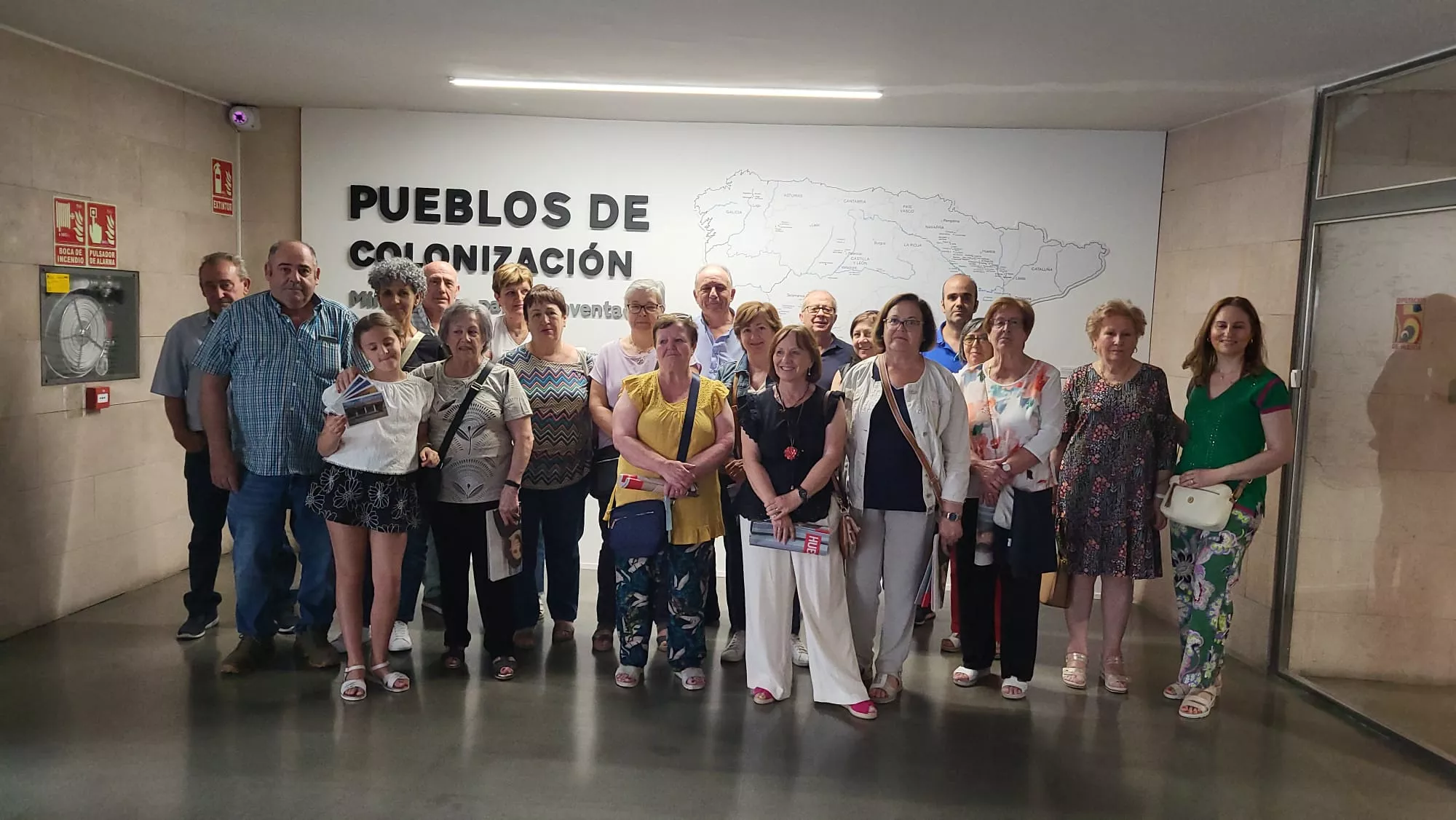 Los vecinos de El Temple y de San Jorge, en la entrada de la exposición sobre los pueblos de colonización