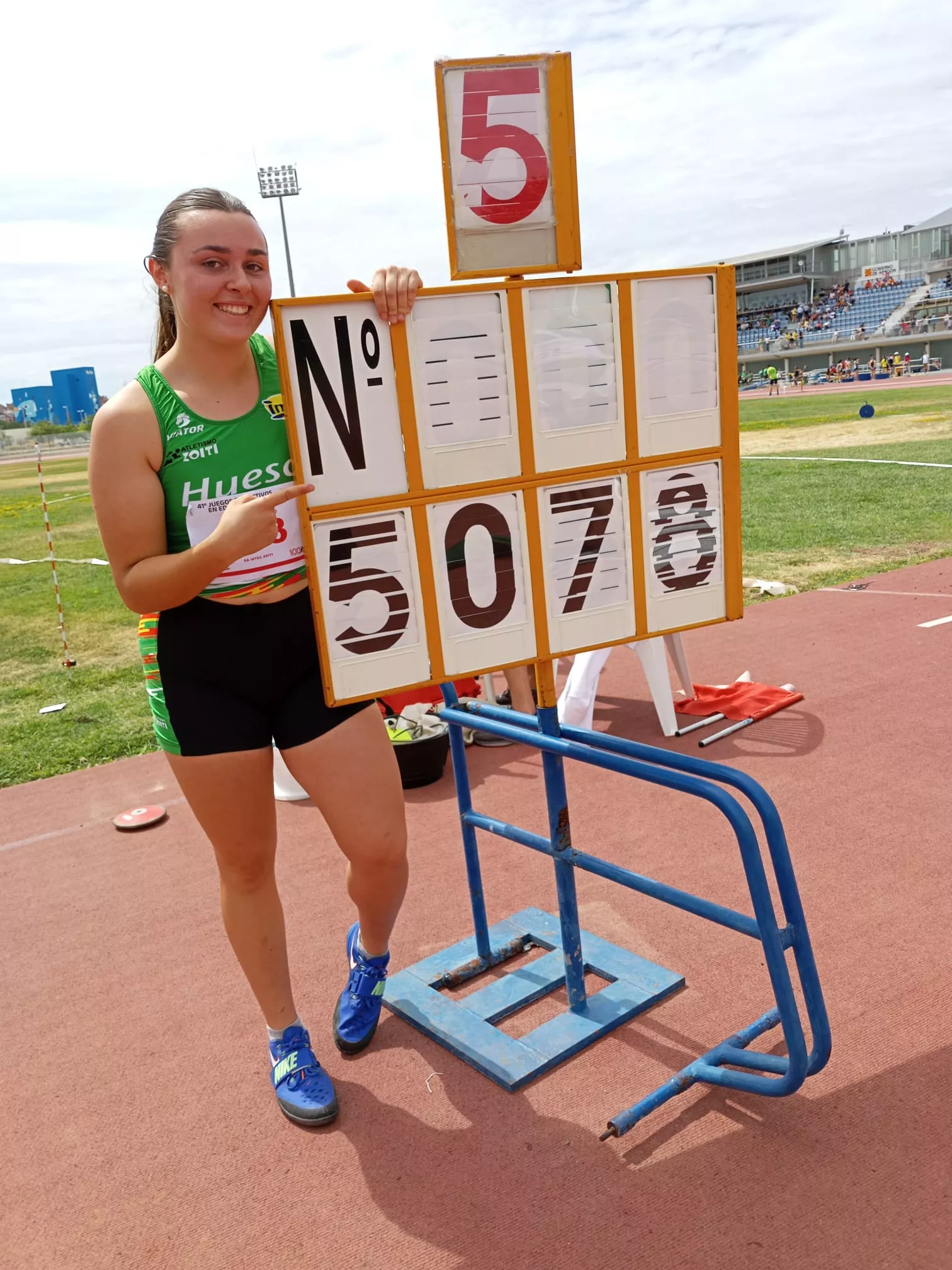 Noa López, récord de Aragón y opción de medalla en martillo.