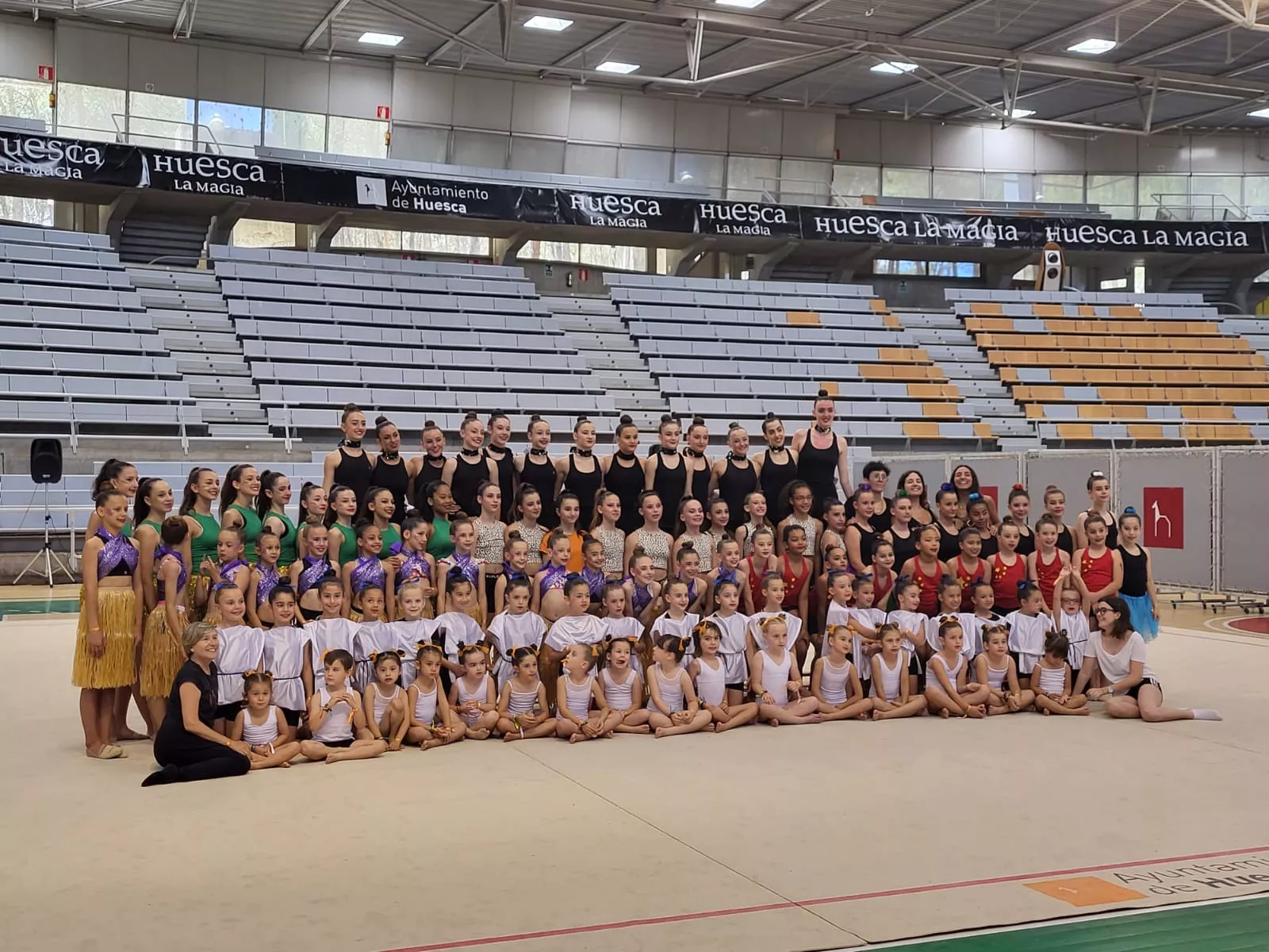 Foto de familia. Gran cierre de temporada del Club 90 Huesca con Inés Bergua muy presente: "Vive tu sueño, es también el nuestro". Foto: Adri Mora