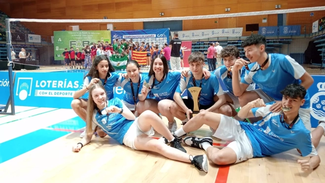 Bergua, en el centro con el trofeo, campeón cadete con Galicia. Bergua, en el centro con el trofeo, campeón cadete con Galicia.