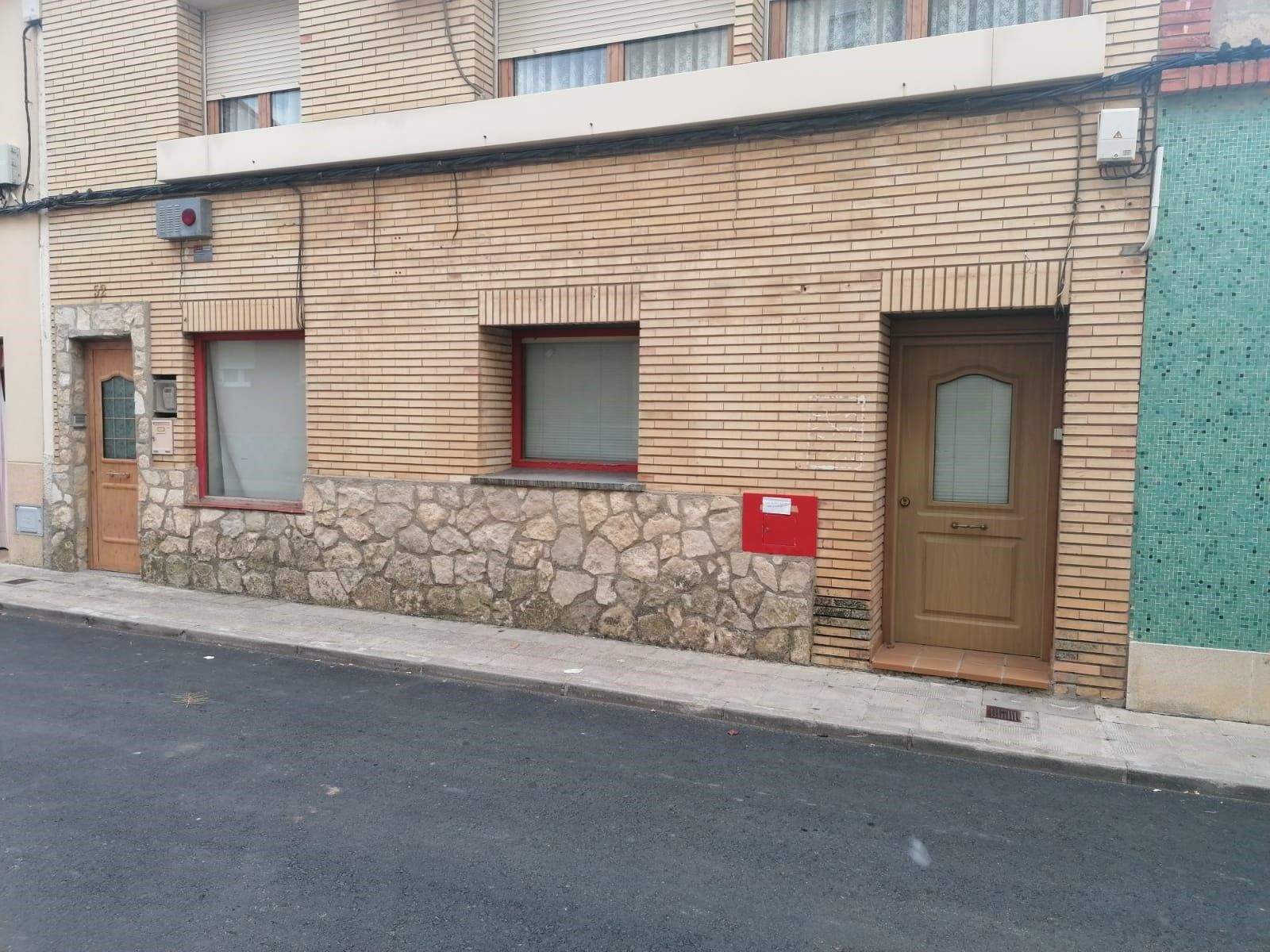Edificio en el que funcionó la agencia del Banco Santander en Gurrea de Gállego hasta su cierre en 2021