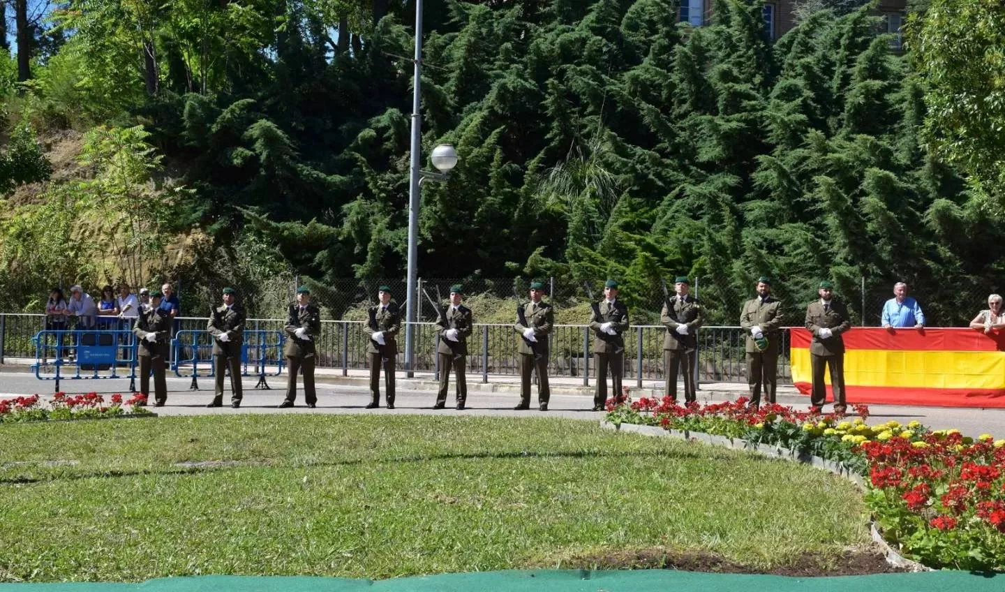 Izado de la Bandera en Barbastro