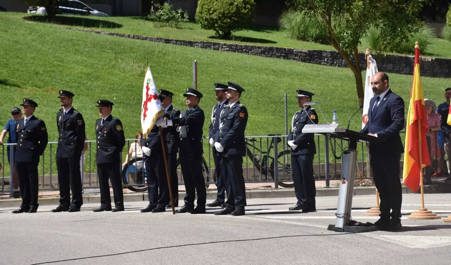Izado de la Bandera en Barbastro