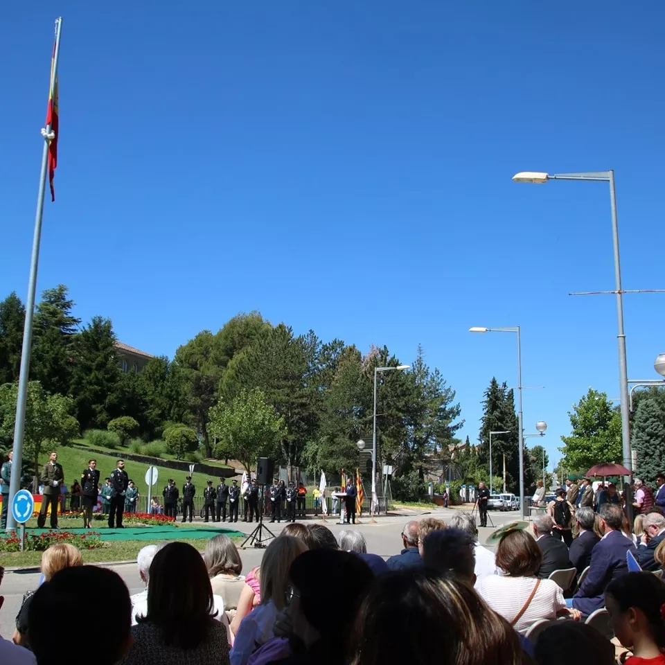 Izado de la Bandera en Barbastro