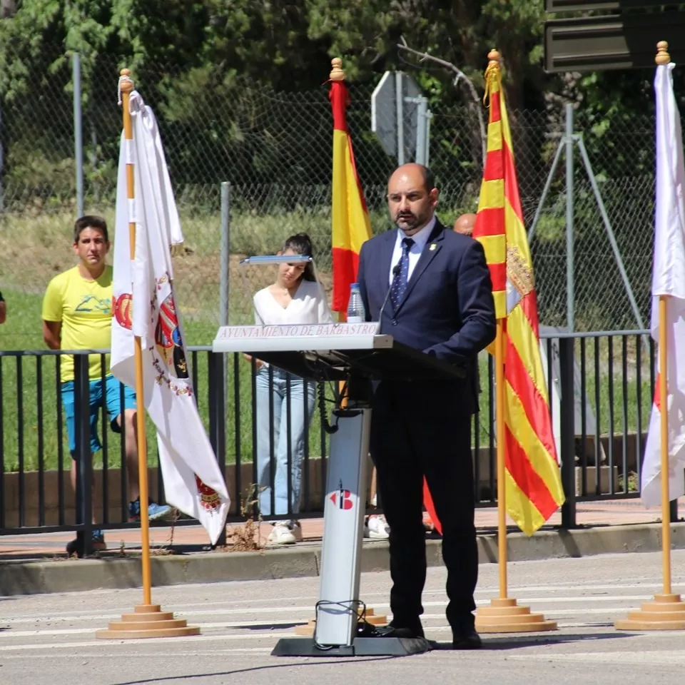 Izado de la Bandera en Barbastro