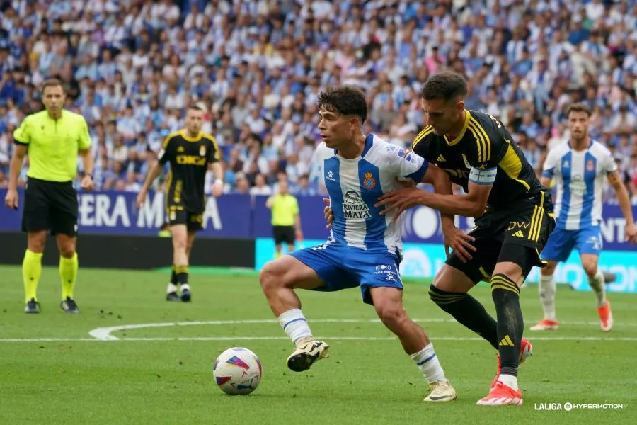 Dani Calvo presiona a un rival en el partido ante el Espanyol. Foto LaLiga