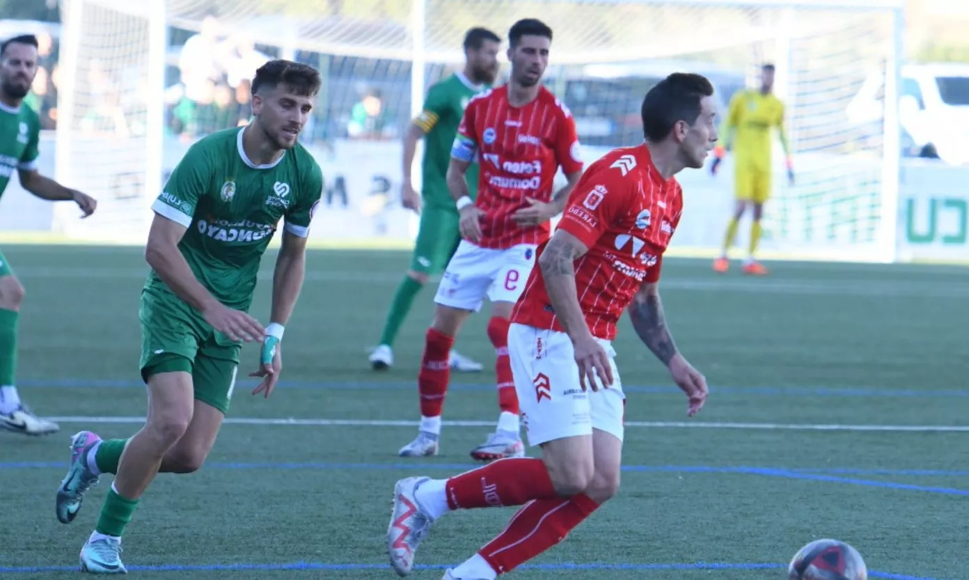 Arturo Peralta, al fondo, presiona a un rival del Laredo. Foto: El Marcador Aragonés