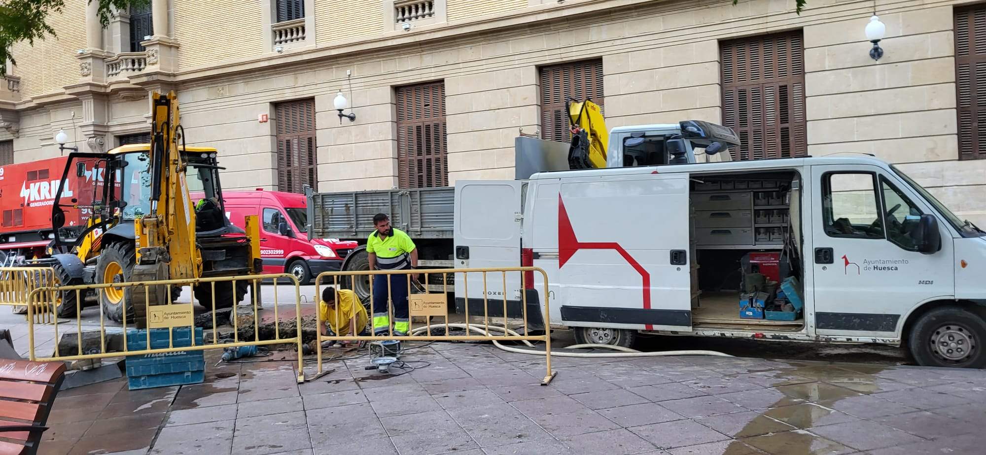 Trabajos para reparar la fuga en la plaza de Navarra